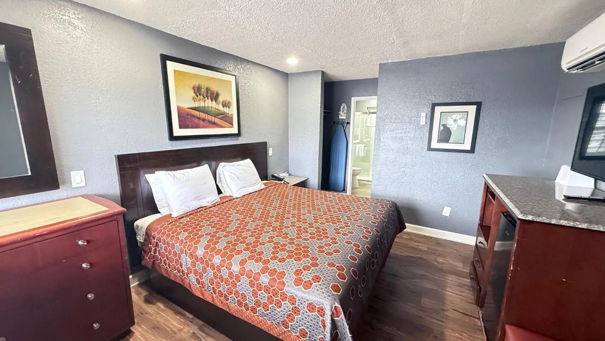 Bed in Fireside Inn By The Beach Boardwalk & Bowling