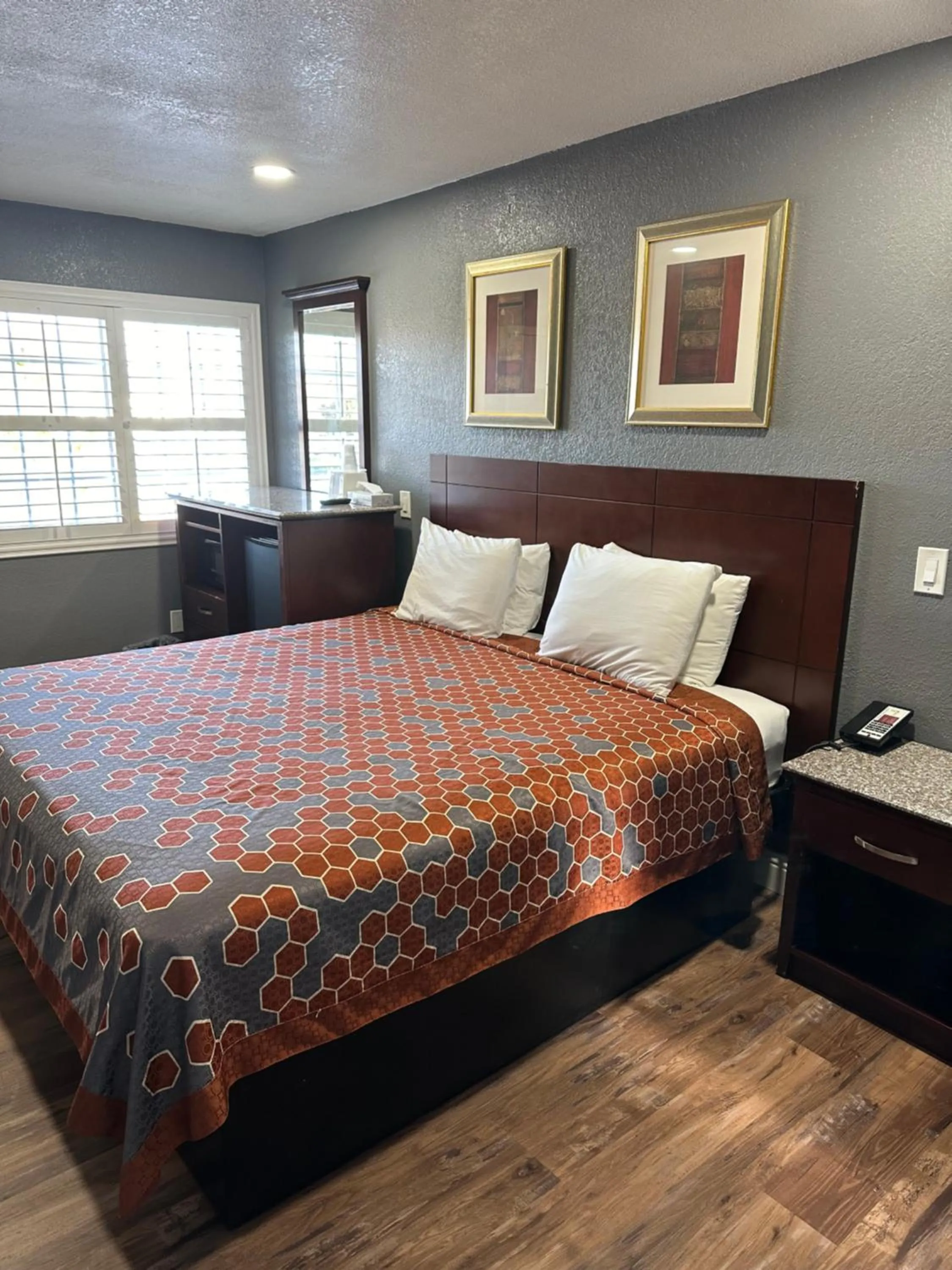 Bed in Fireside Inn By The Beach Boardwalk & Bowling