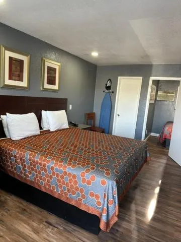Bed in Fireside Inn By The Beach Boardwalk & Bowling