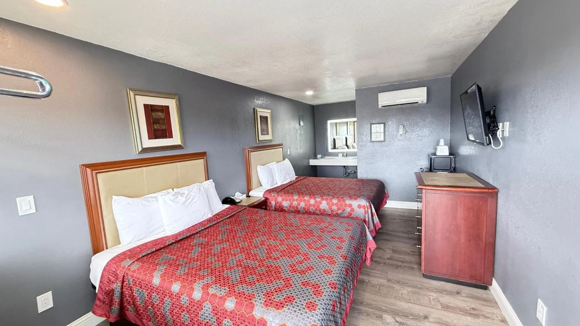Bed in Fireside Inn By The Beach Boardwalk & Bowling