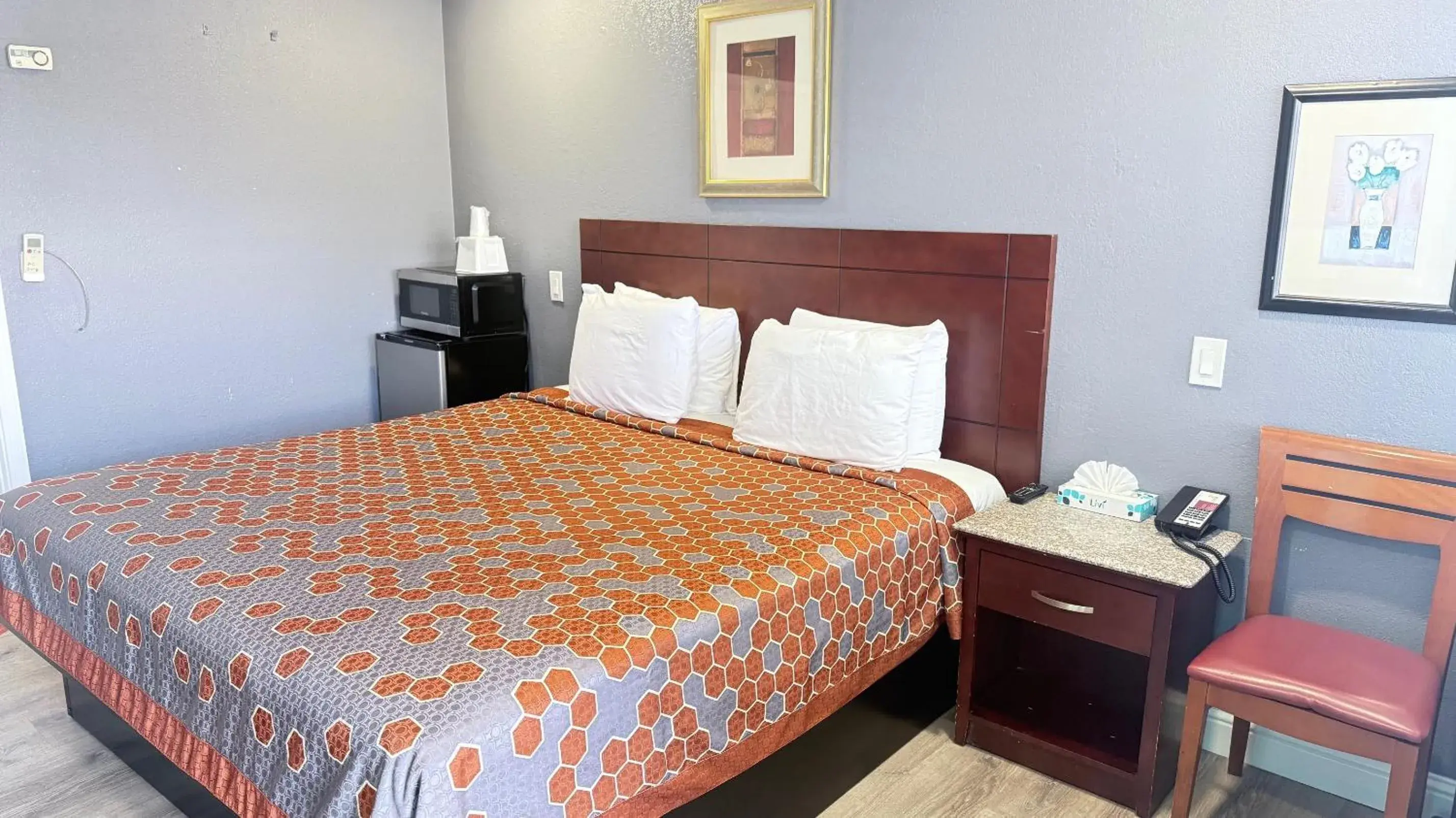 King Room - Disability Access in Fireside Inn By The Beach Boardwalk & Bowling King Room - Disability Access in Fireside Inn By The Beach Boardwalk & Bowling