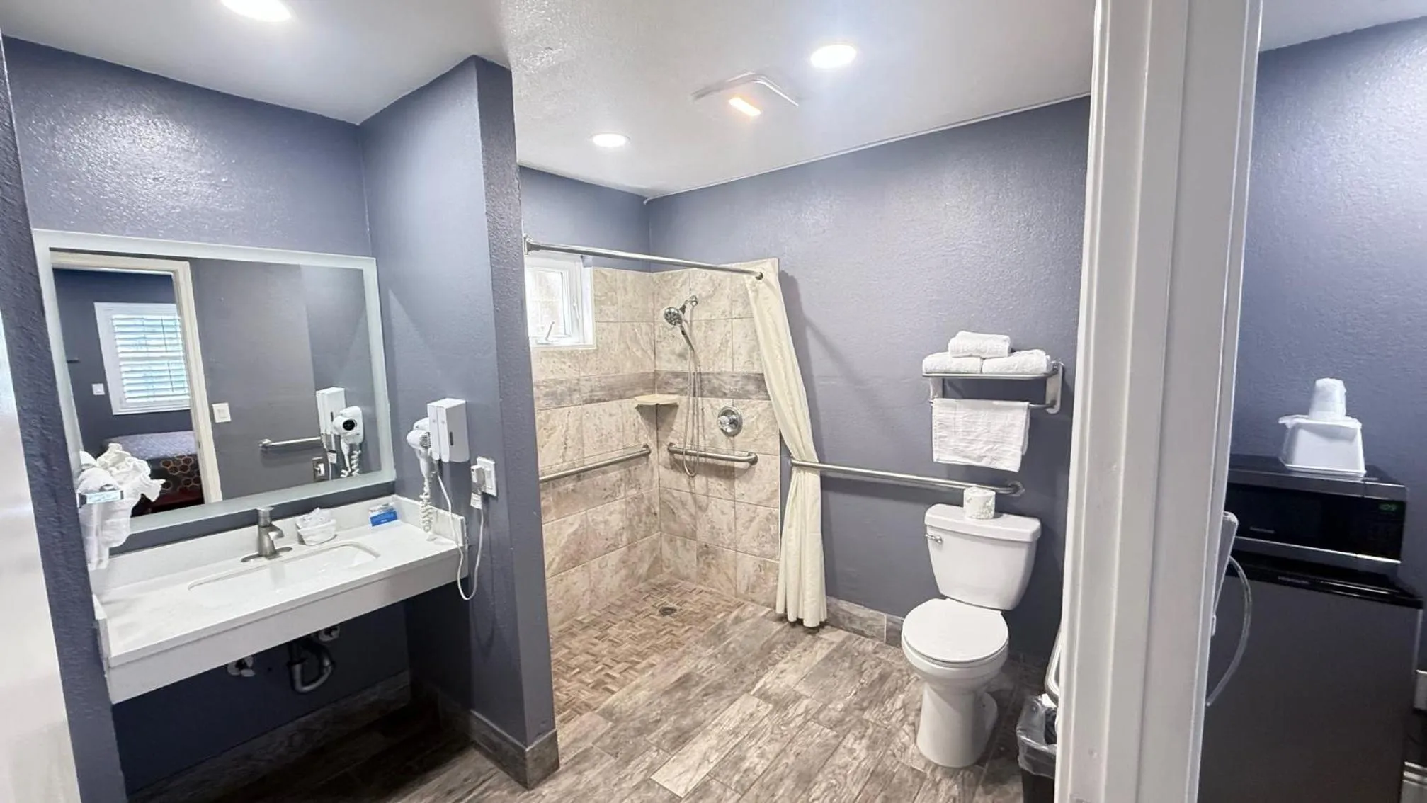 Fireside Inn By The Beach Boardwalk & Bowling