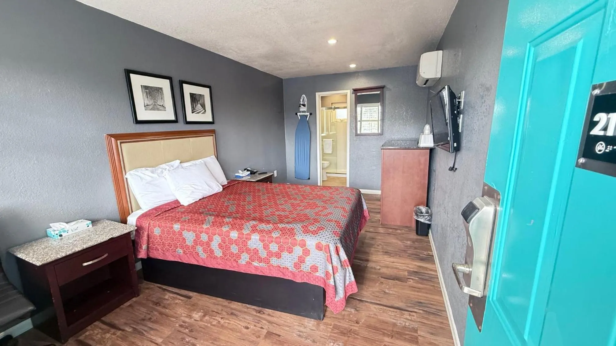 Bed in Fireside Inn By The Beach Boardwalk & Bowling