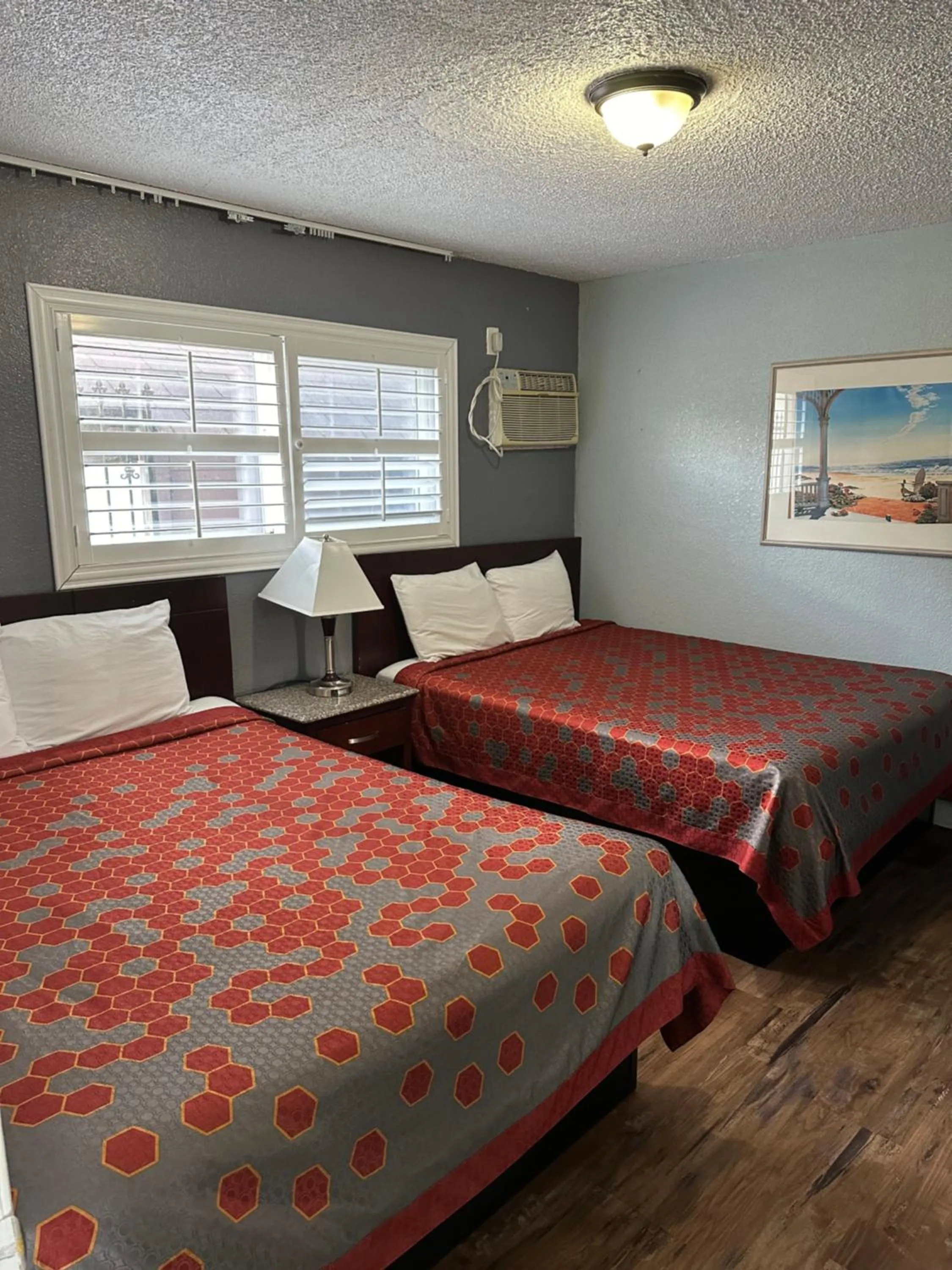 Bed in Fireside Inn By The Beach Boardwalk & Bowling