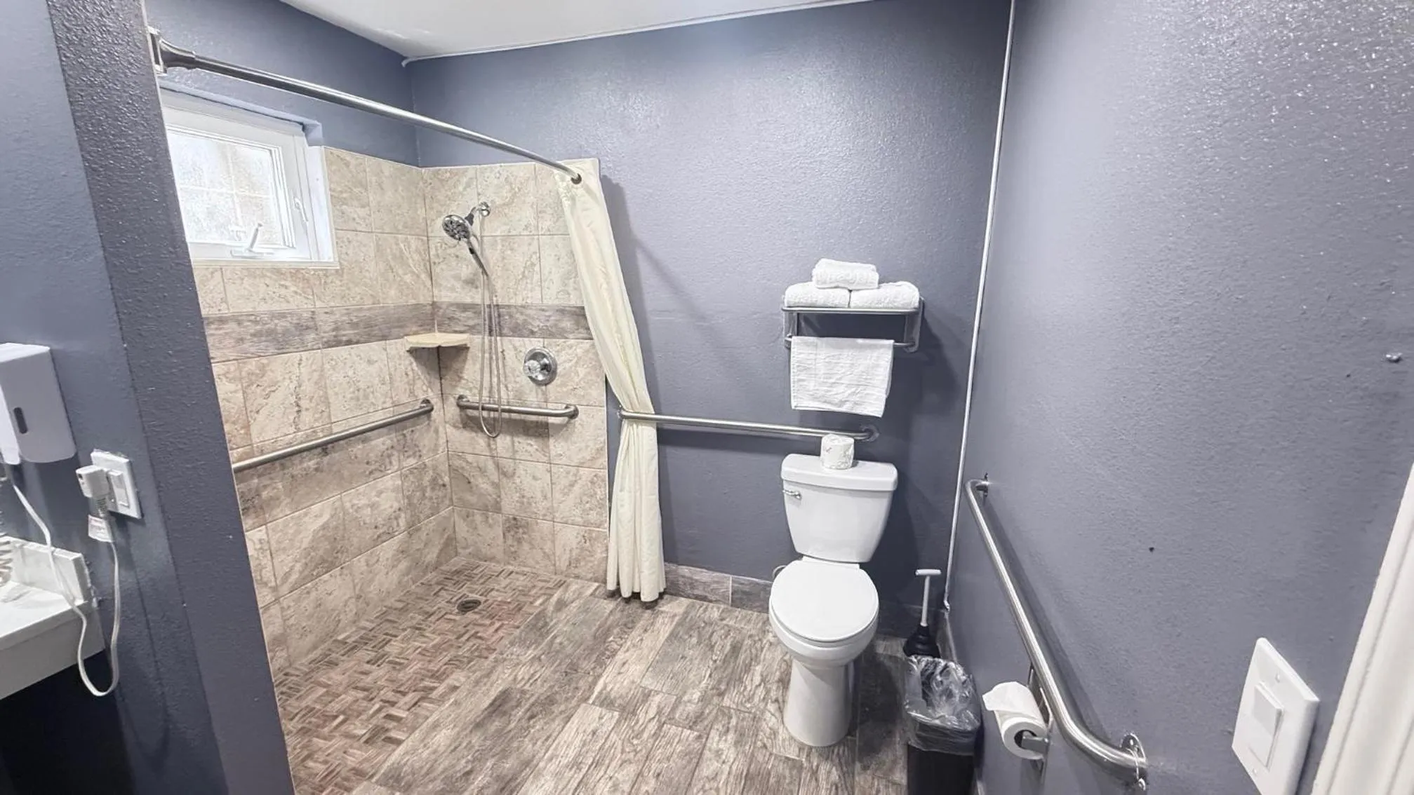 Fireside Inn By The Beach Boardwalk & Bowling