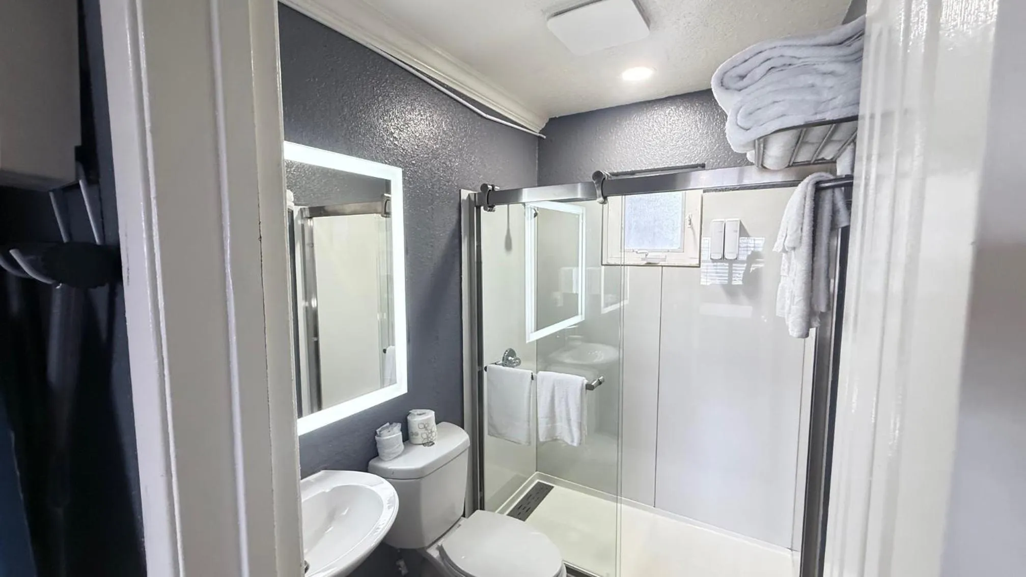 Fireside Inn By The Beach Boardwalk & Bowling