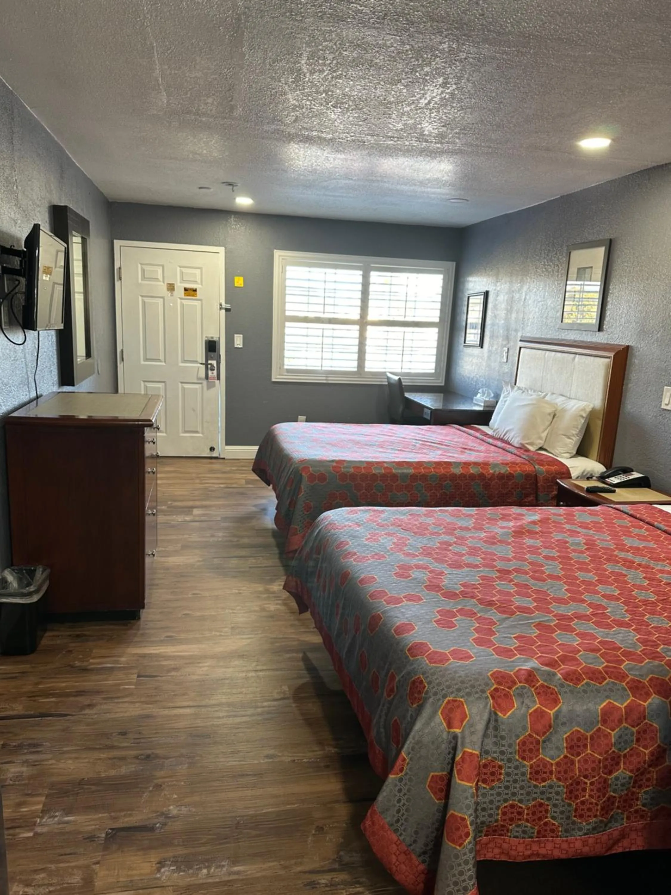 Bed in Fireside Inn By The Beach Boardwalk & Bowling
