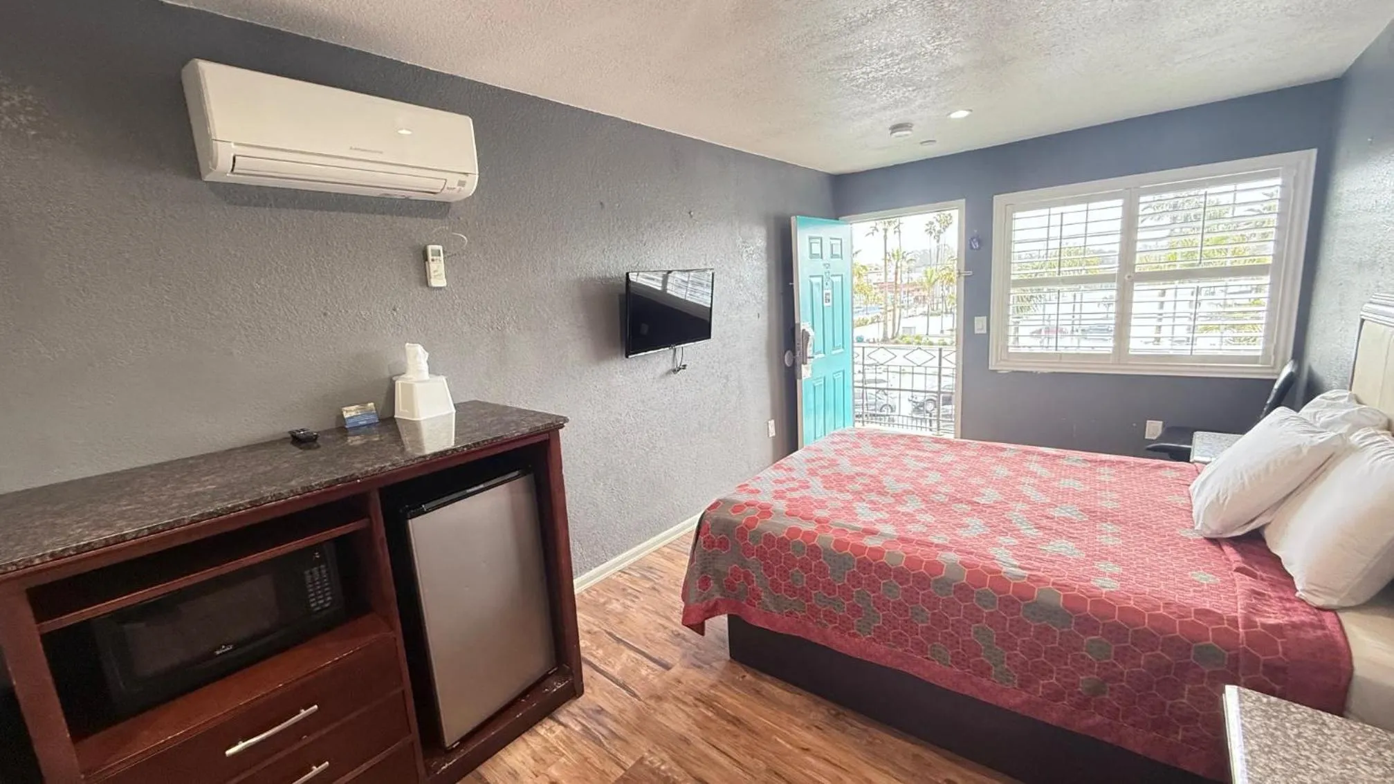 Bed in Fireside Inn By The Beach Boardwalk & Bowling