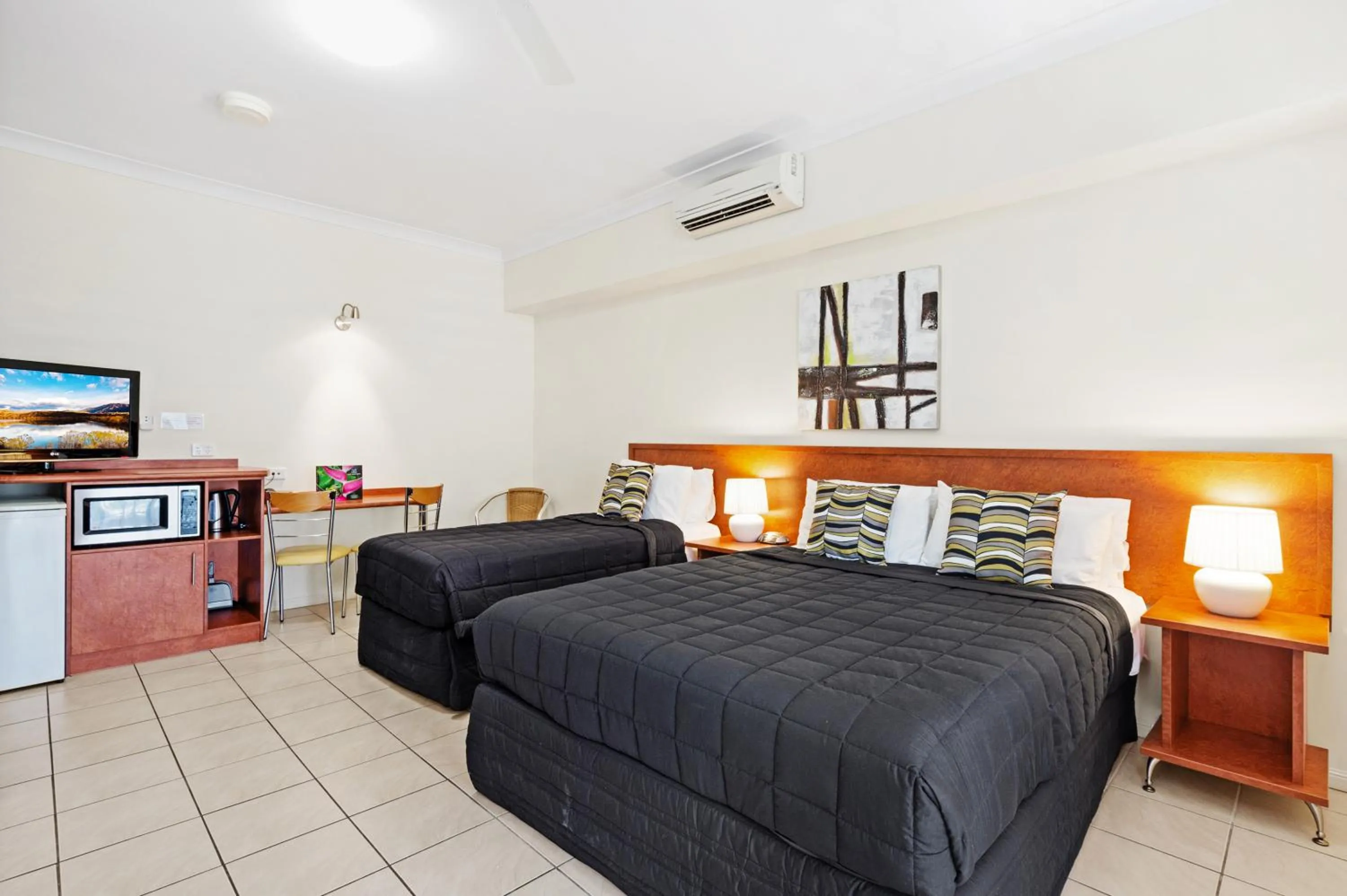 Photo of the whole room, Bed in Cairns Queens Court