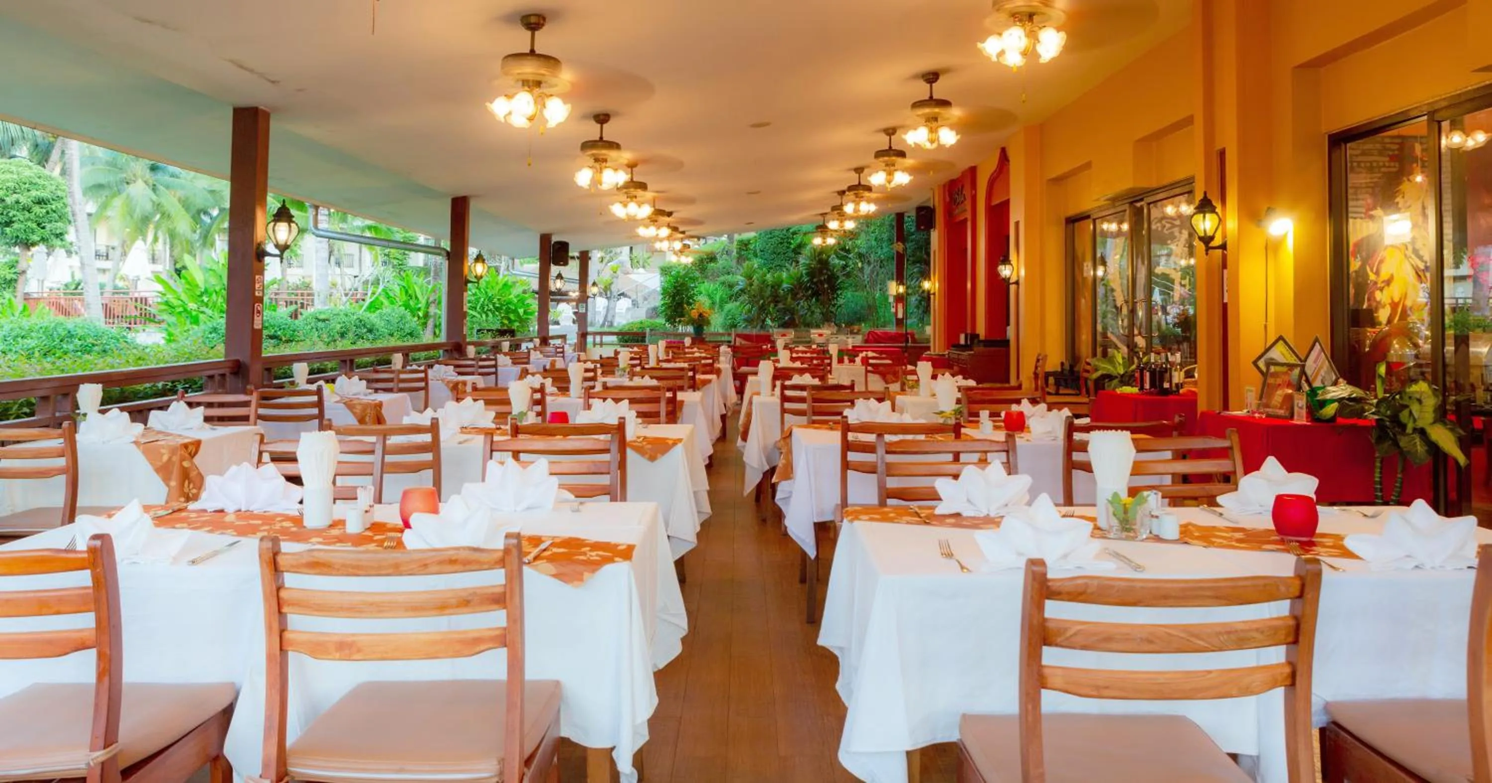 Restaurant/places to eat in Horizon Karon Beach Resort & Spa