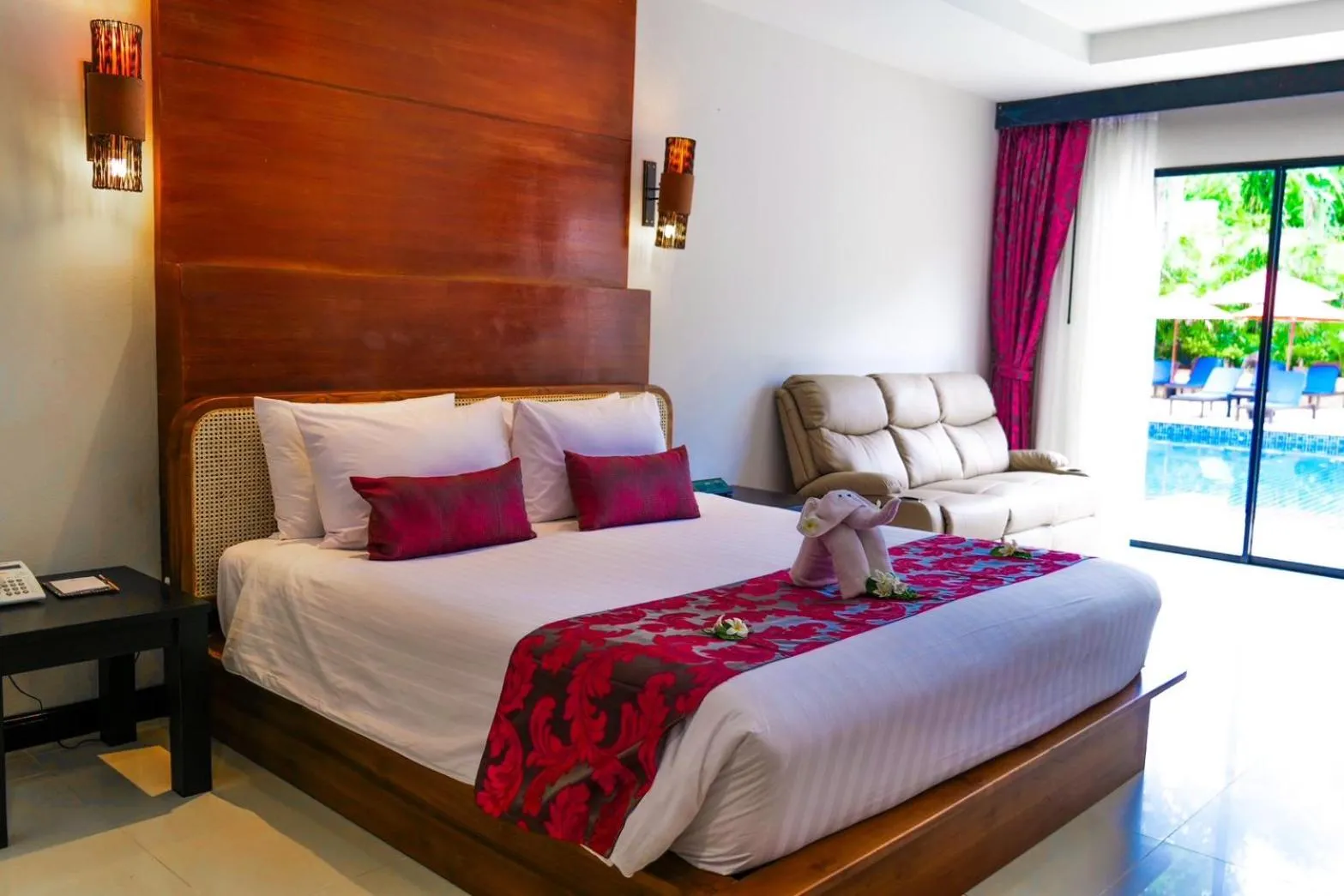 Bed in Horizon Karon Beach Resort & Spa