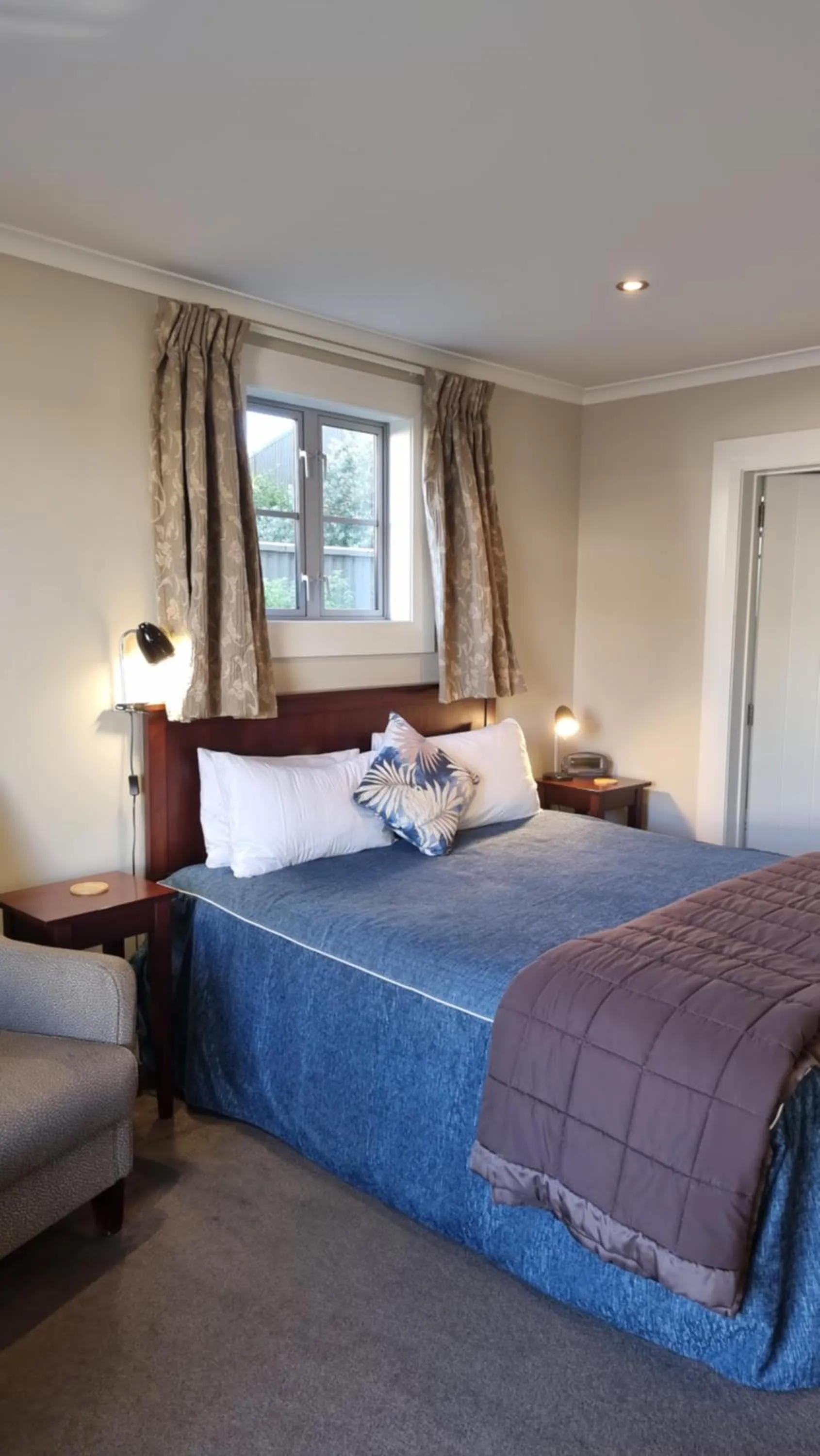 acessibility, Bed in THE MEWS Oamaru