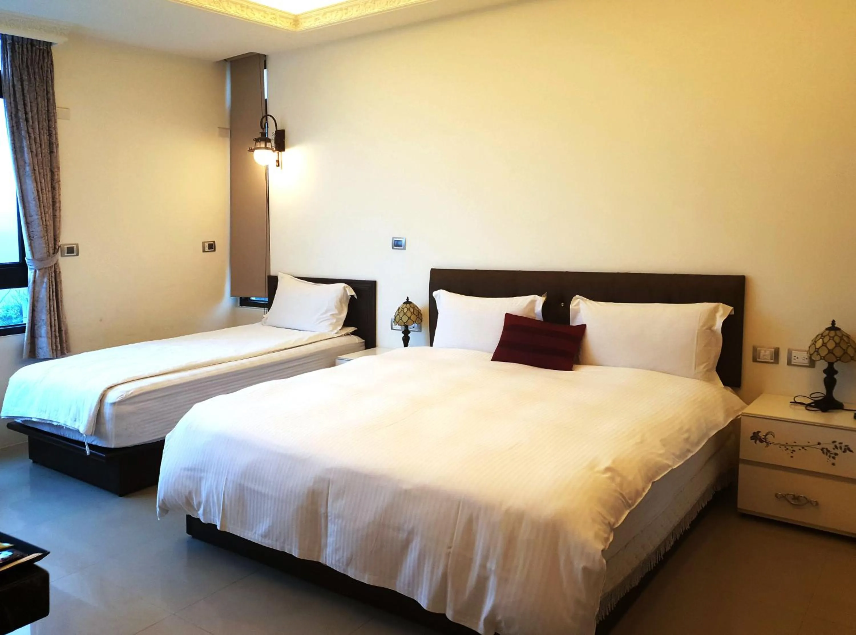 Photo of the whole room, Bed in Water Ripple