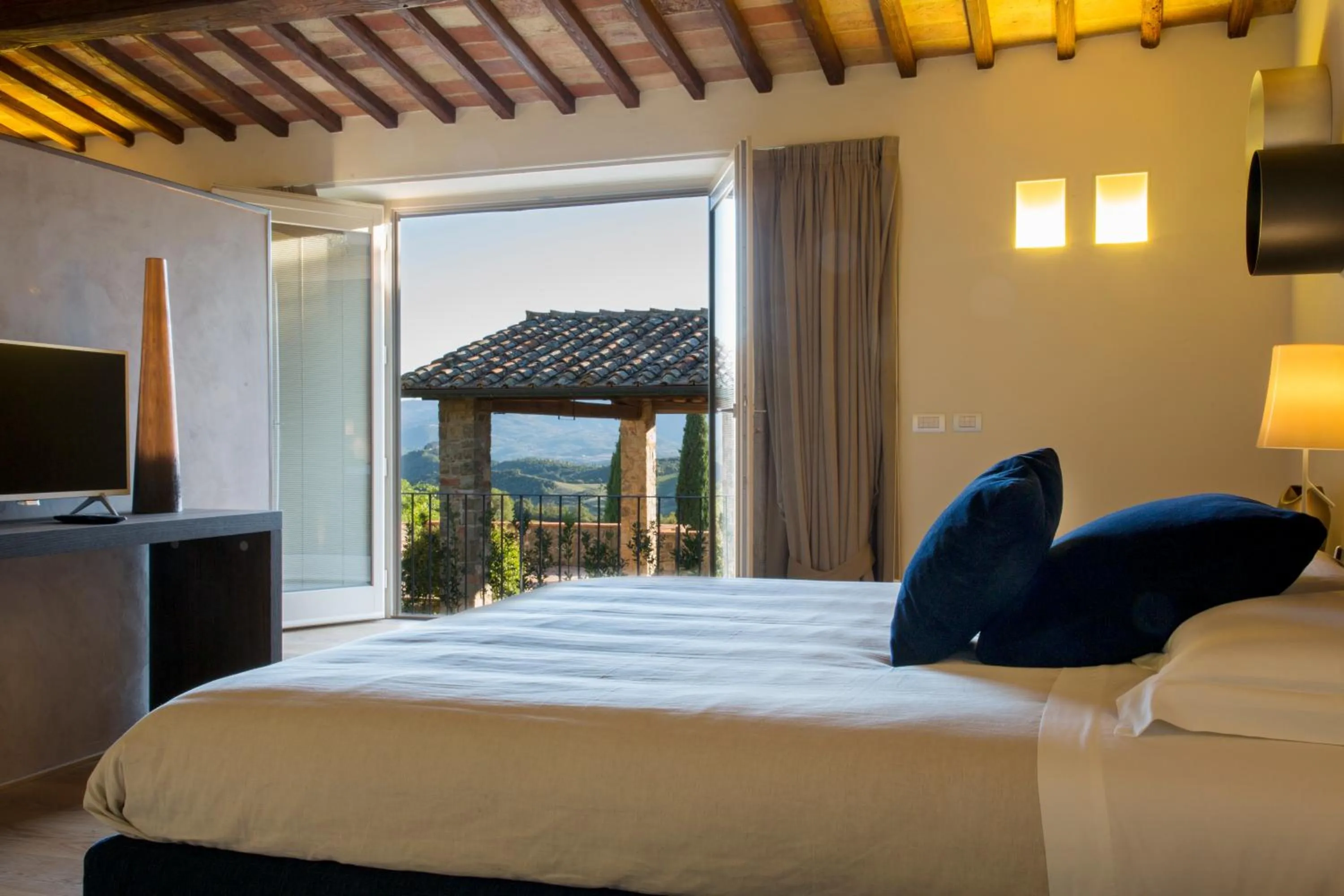 Photo of the whole room, Bed in Mastrojanni Relais