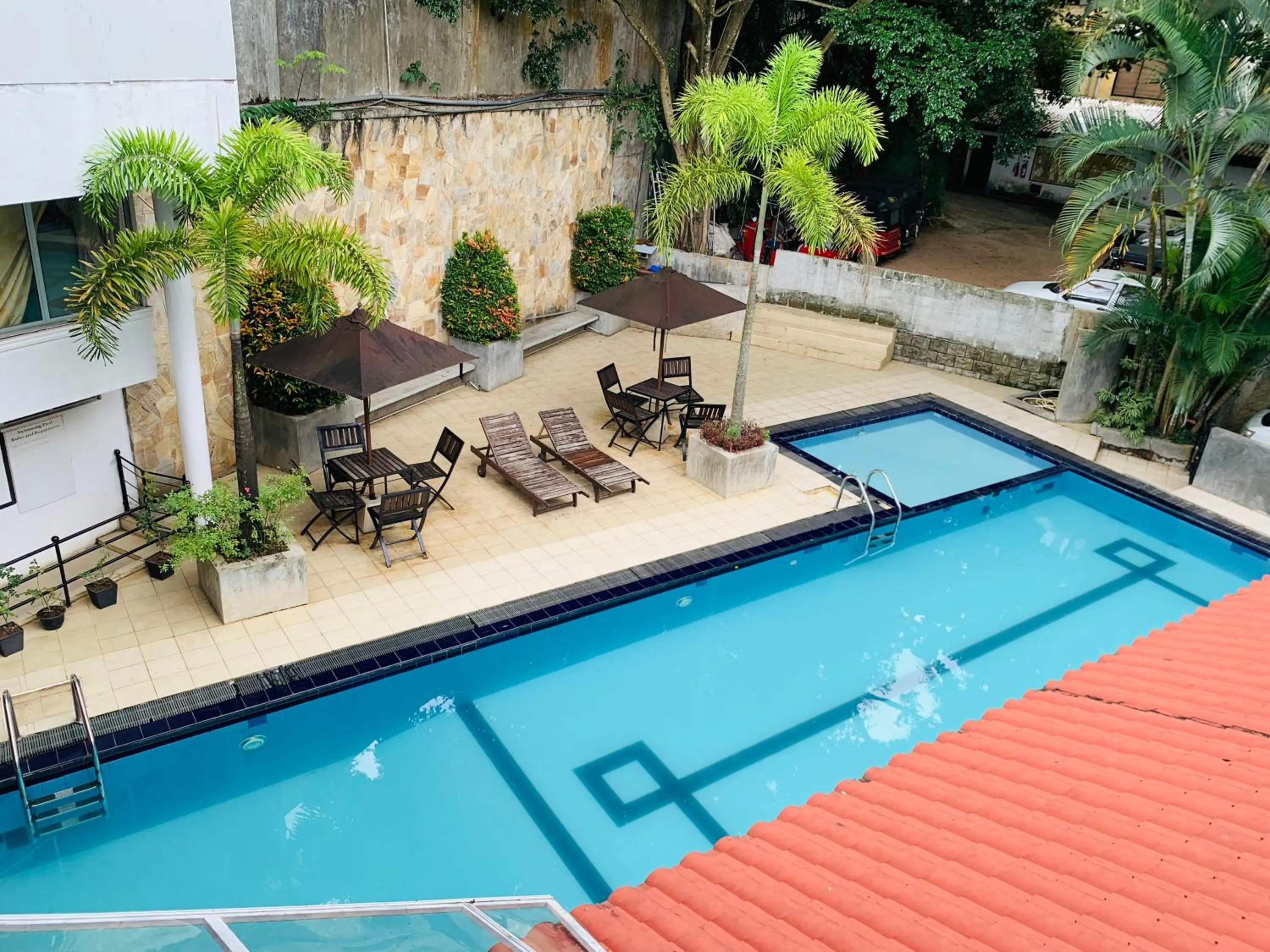 Swimming pool in Hotel Gangaaddara