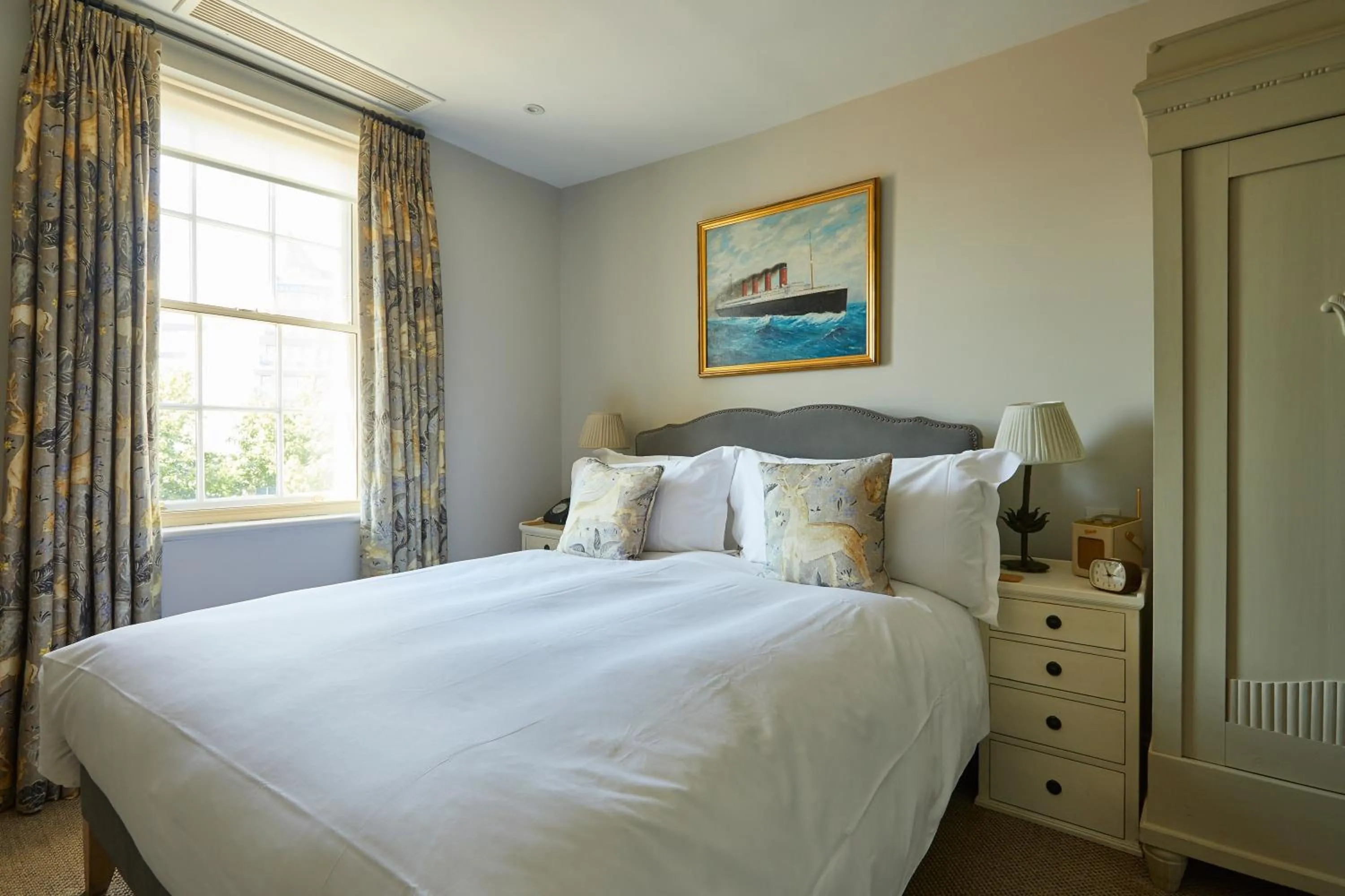 Bedroom, Bed in THE PIG in the Wall - Southampton