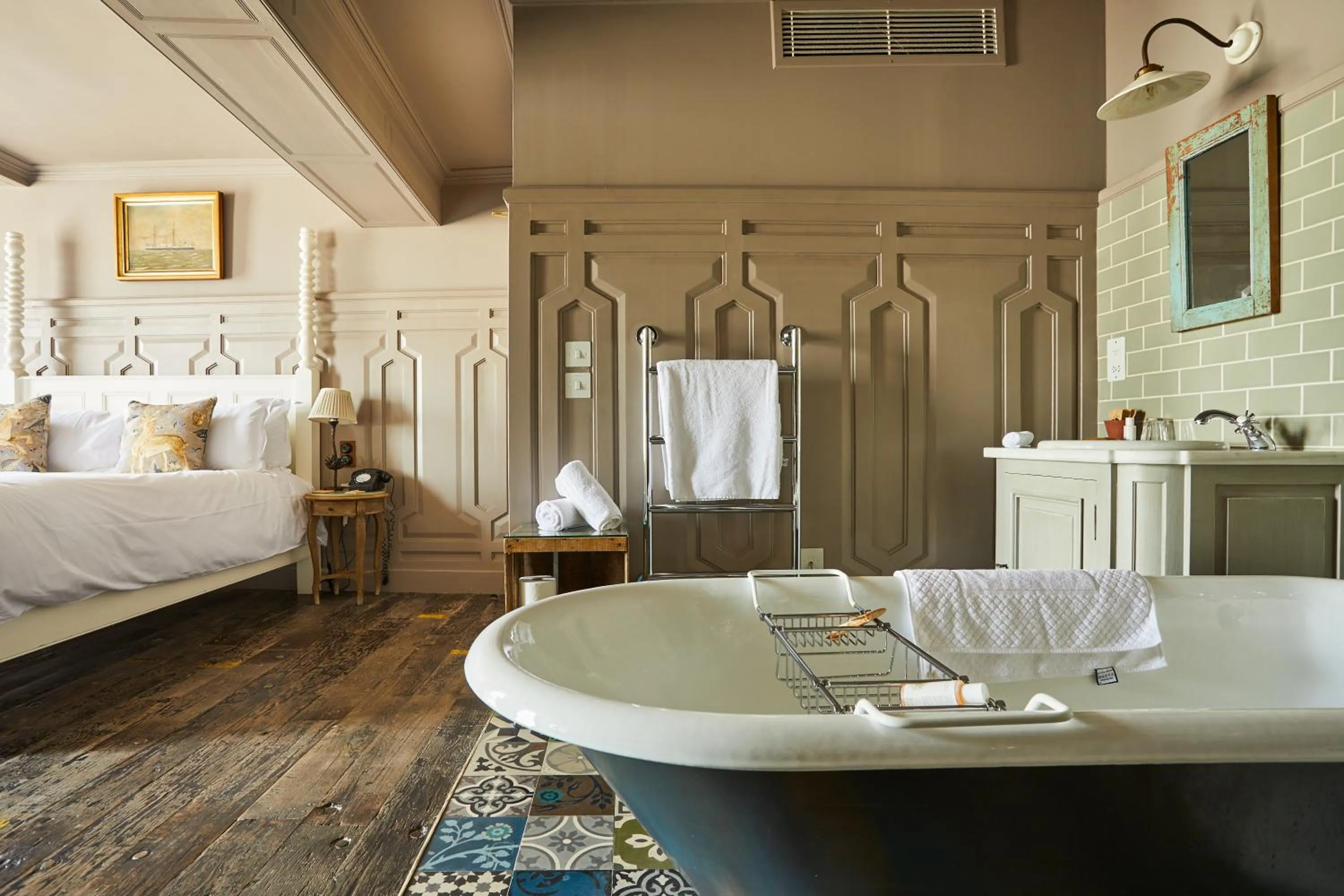 Photo of the whole room, Bed in THE PIG in the Wall - Southampton