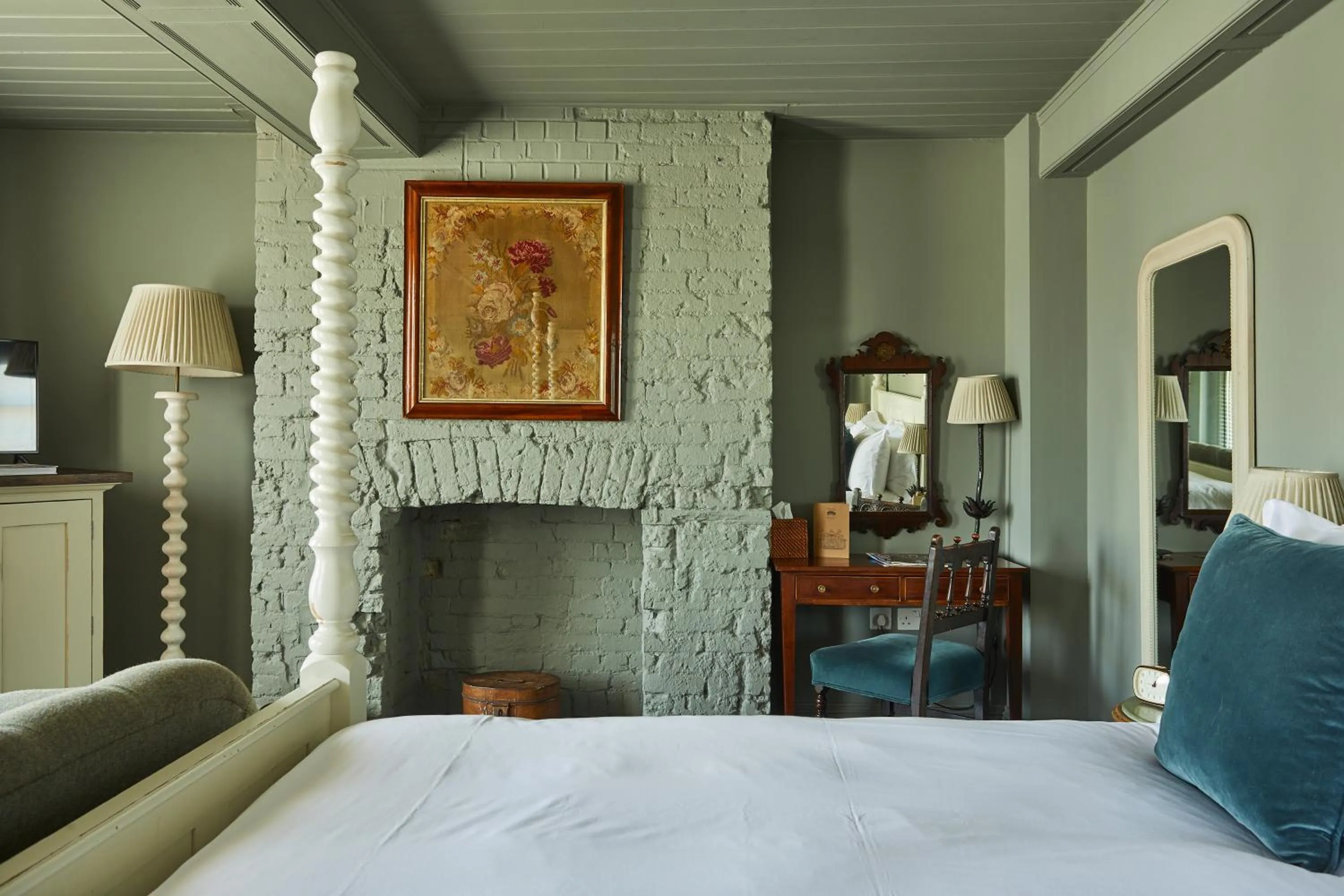 Photo of the whole room, Bed in THE PIG in the Wall - Southampton