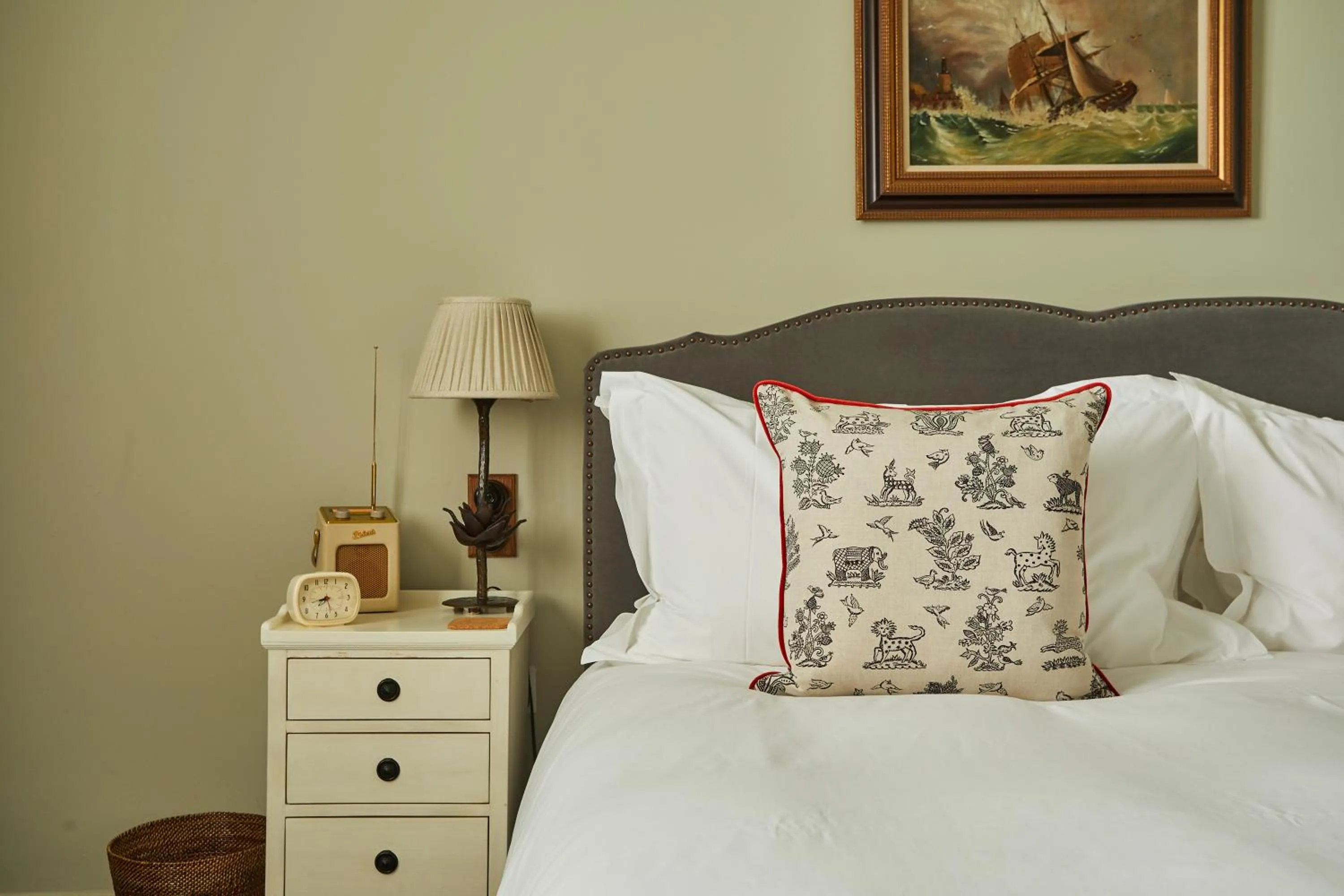 Bed in THE PIG in the Wall - Southampton