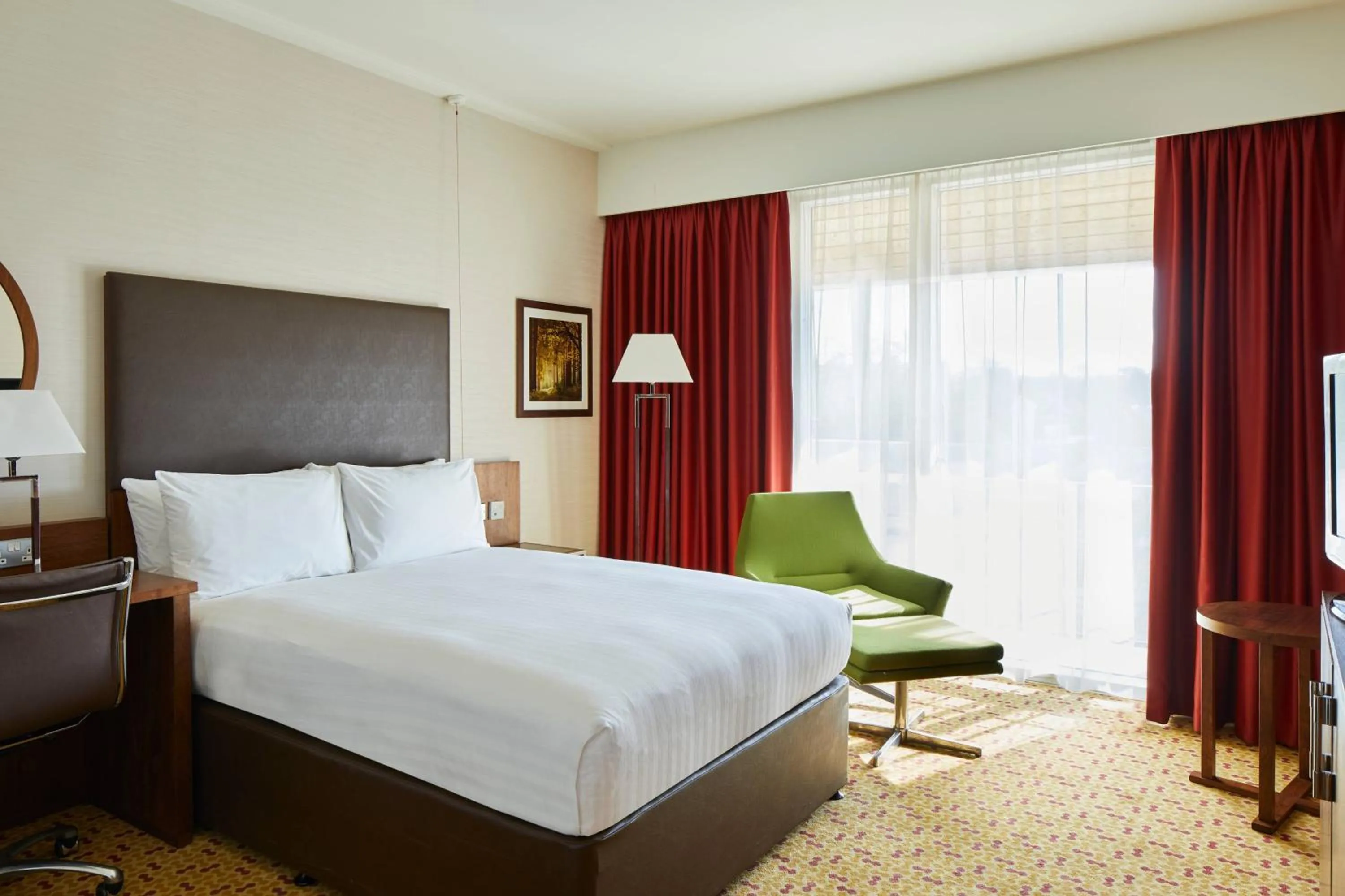 Photo of the whole room, Bed in Lingfield Park Marriott Hotel & Country Club