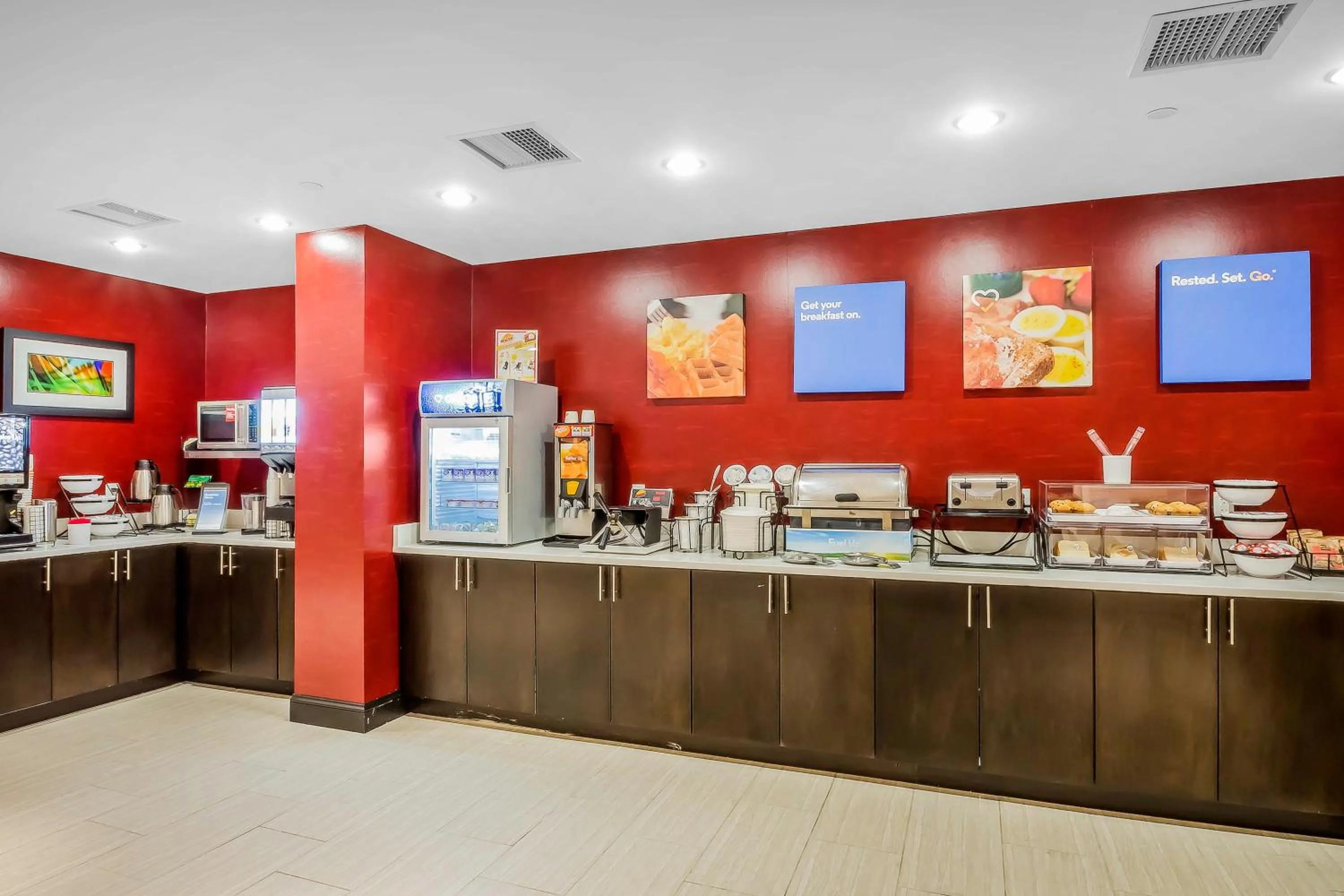 Restaurant/places to eat in Comfort Inn & Suites near Stadium
