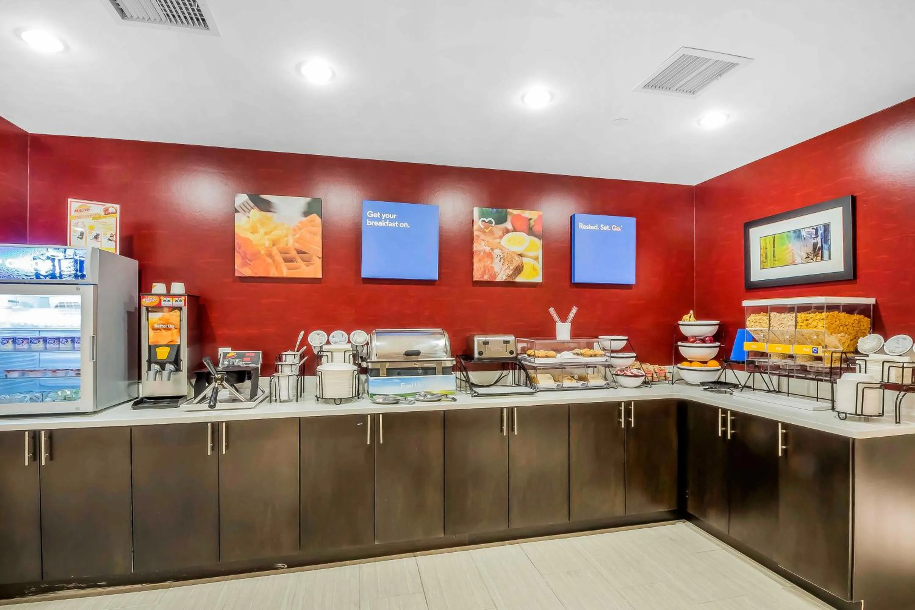 Restaurant/places to eat in Comfort Inn & Suites near Stadium