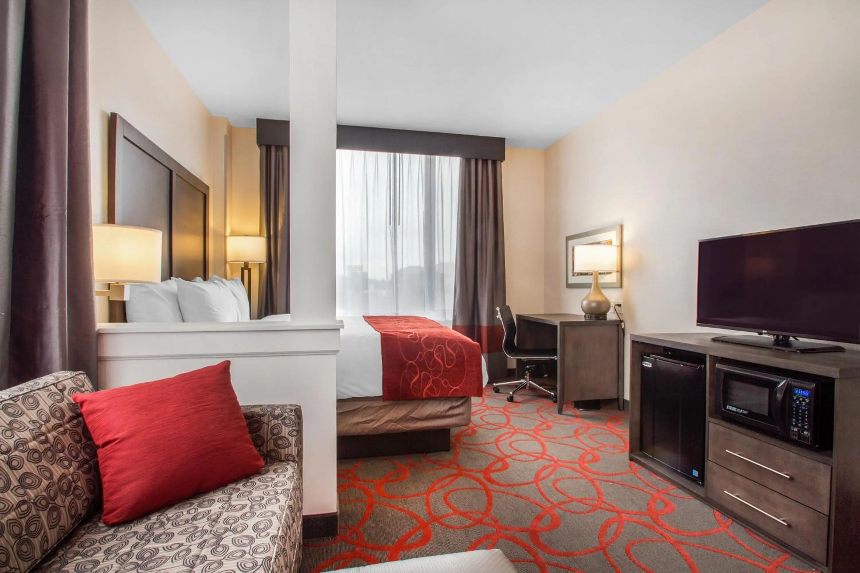 Photo of the whole room, Bed in Comfort Inn & Suites near Stadium