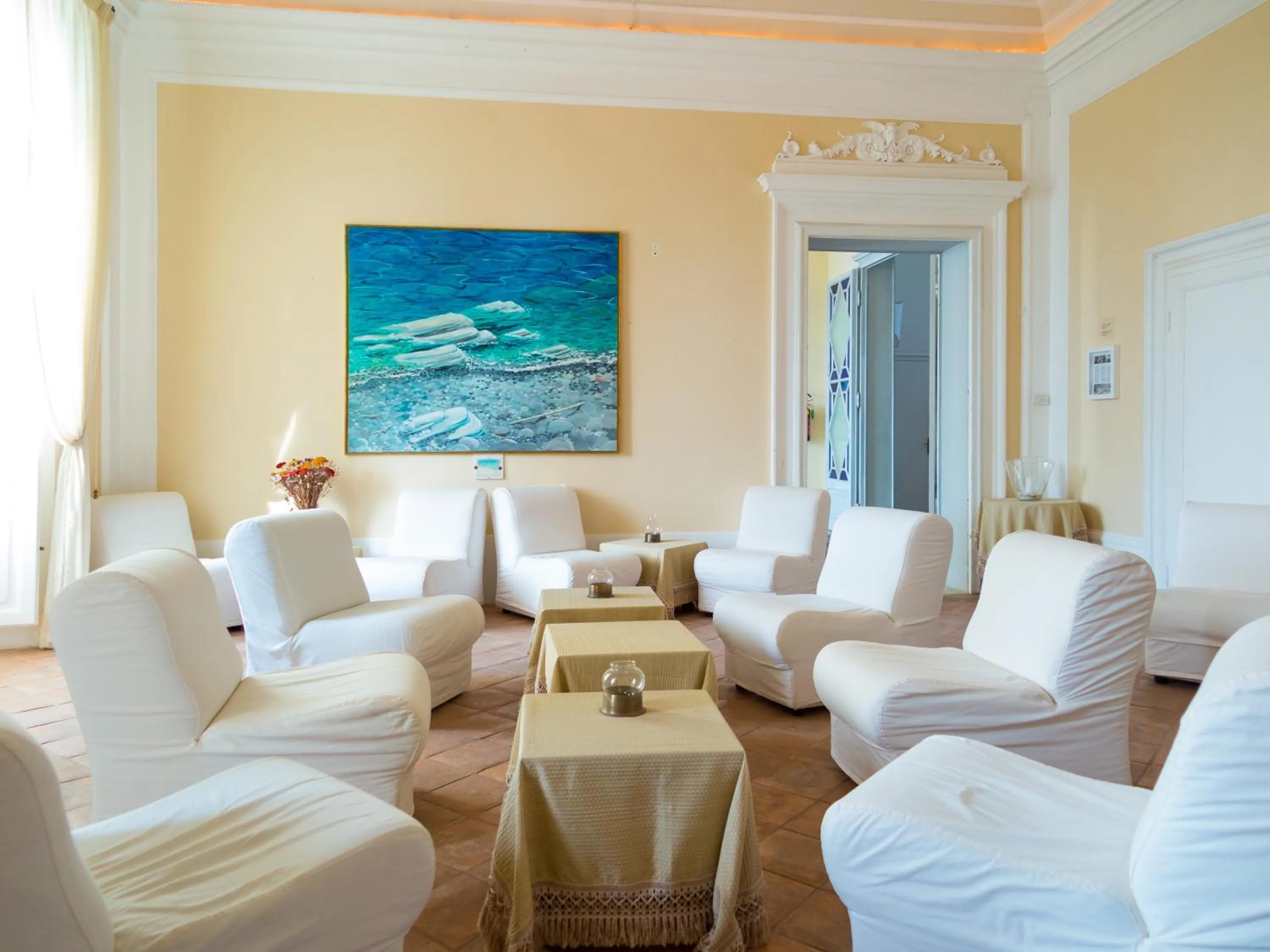 Communal lounge/ TV room in Hotel Villa Ottone