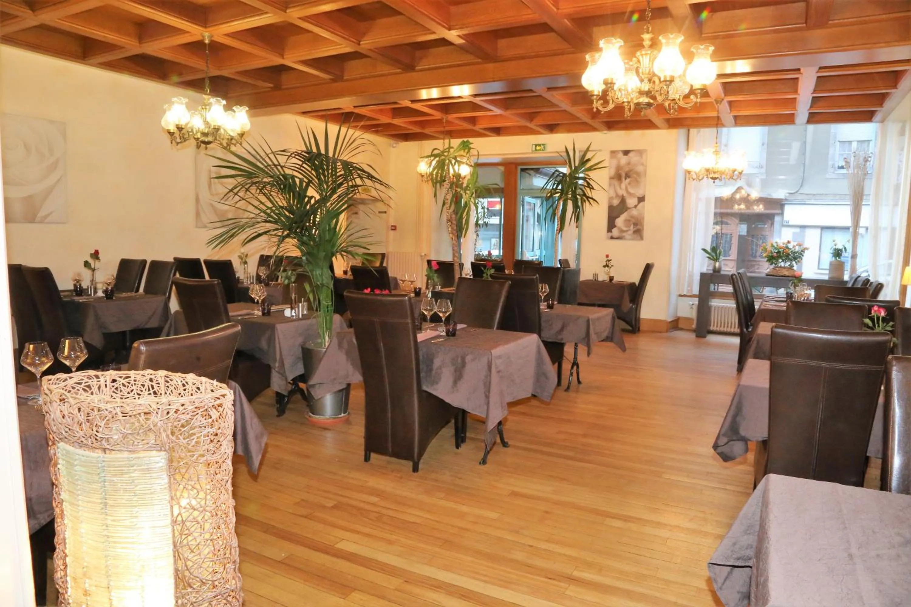 Restaurant/places to eat in Logis L'Ecu De France