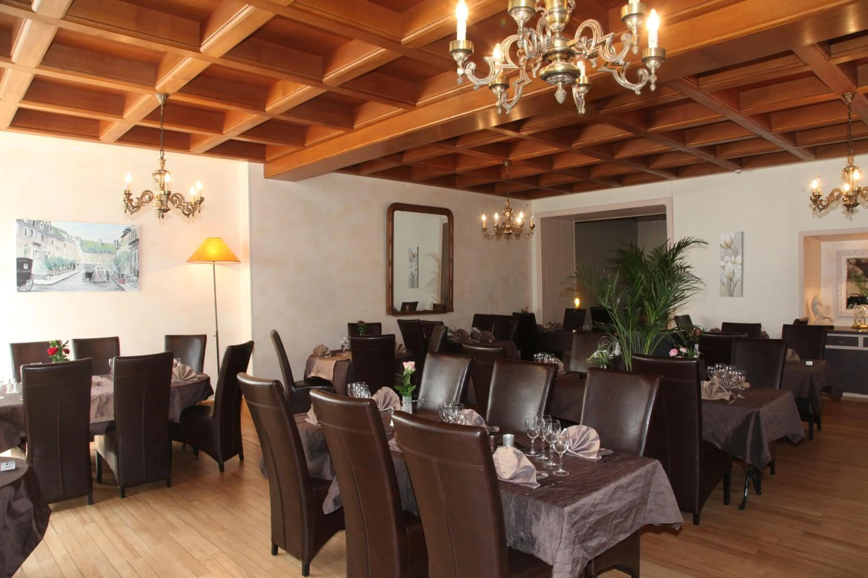 Restaurant/places to eat in Logis L'Ecu De France