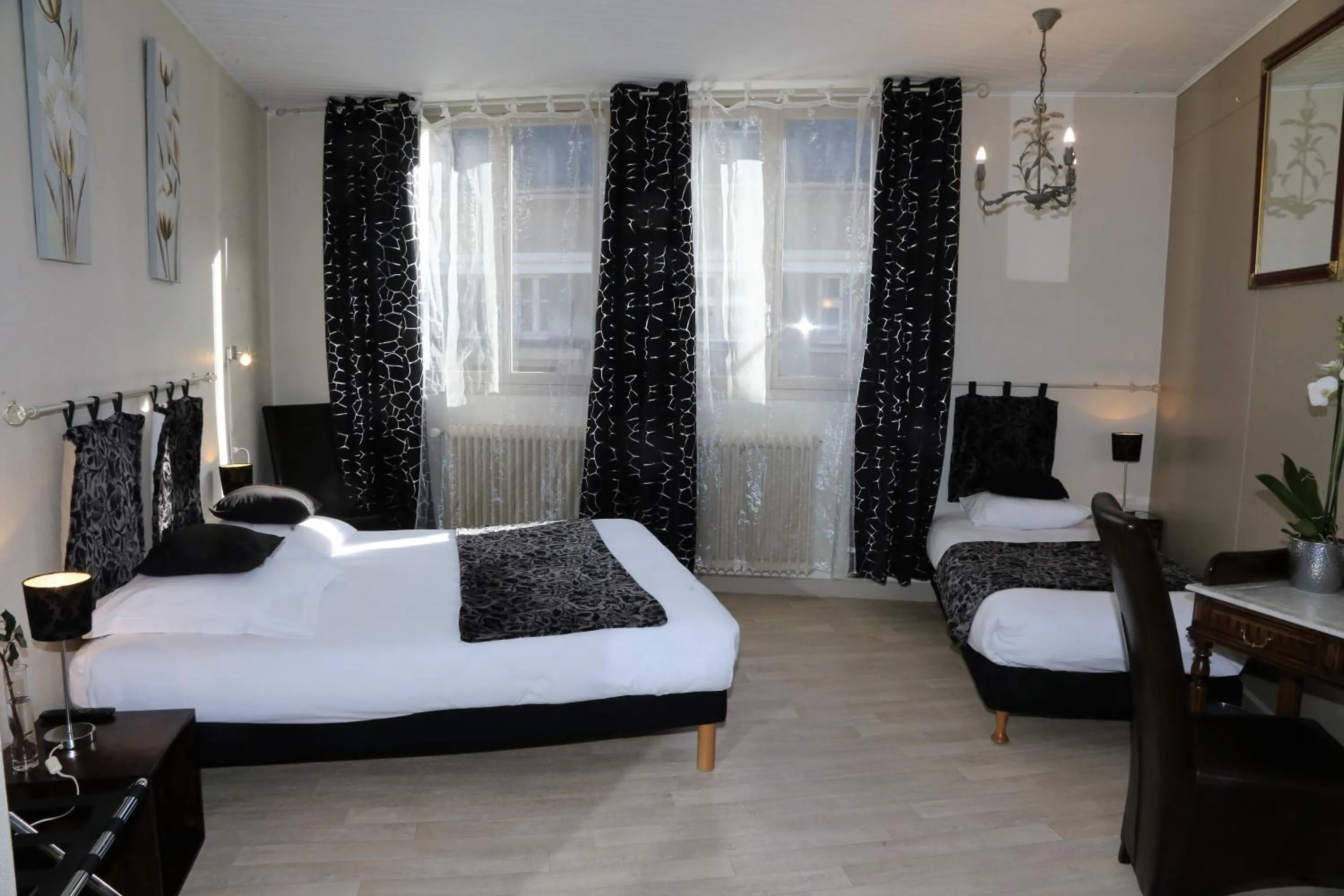 Bed in Logis L'Ecu De France