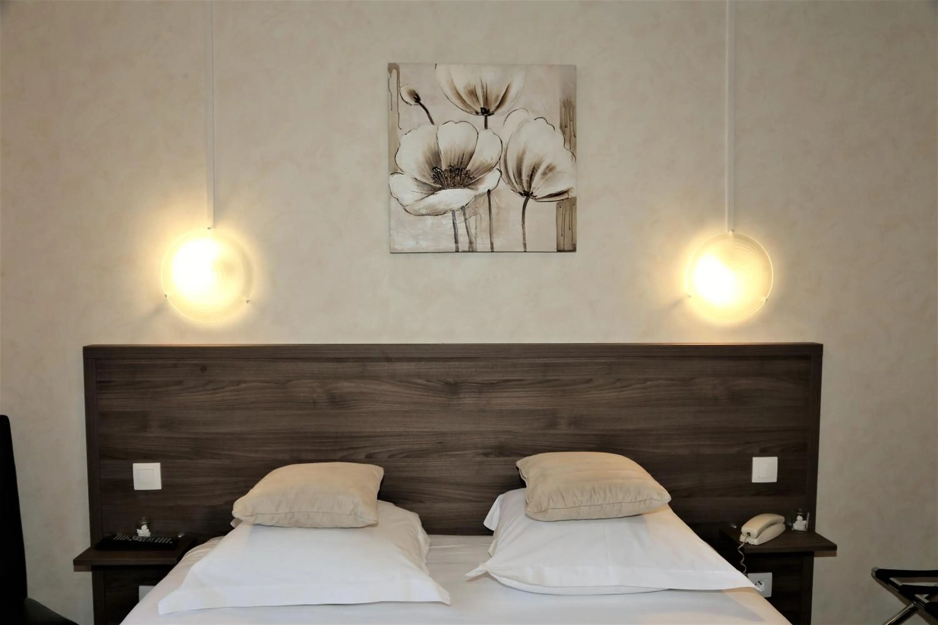 Bed in Logis L'Ecu De France