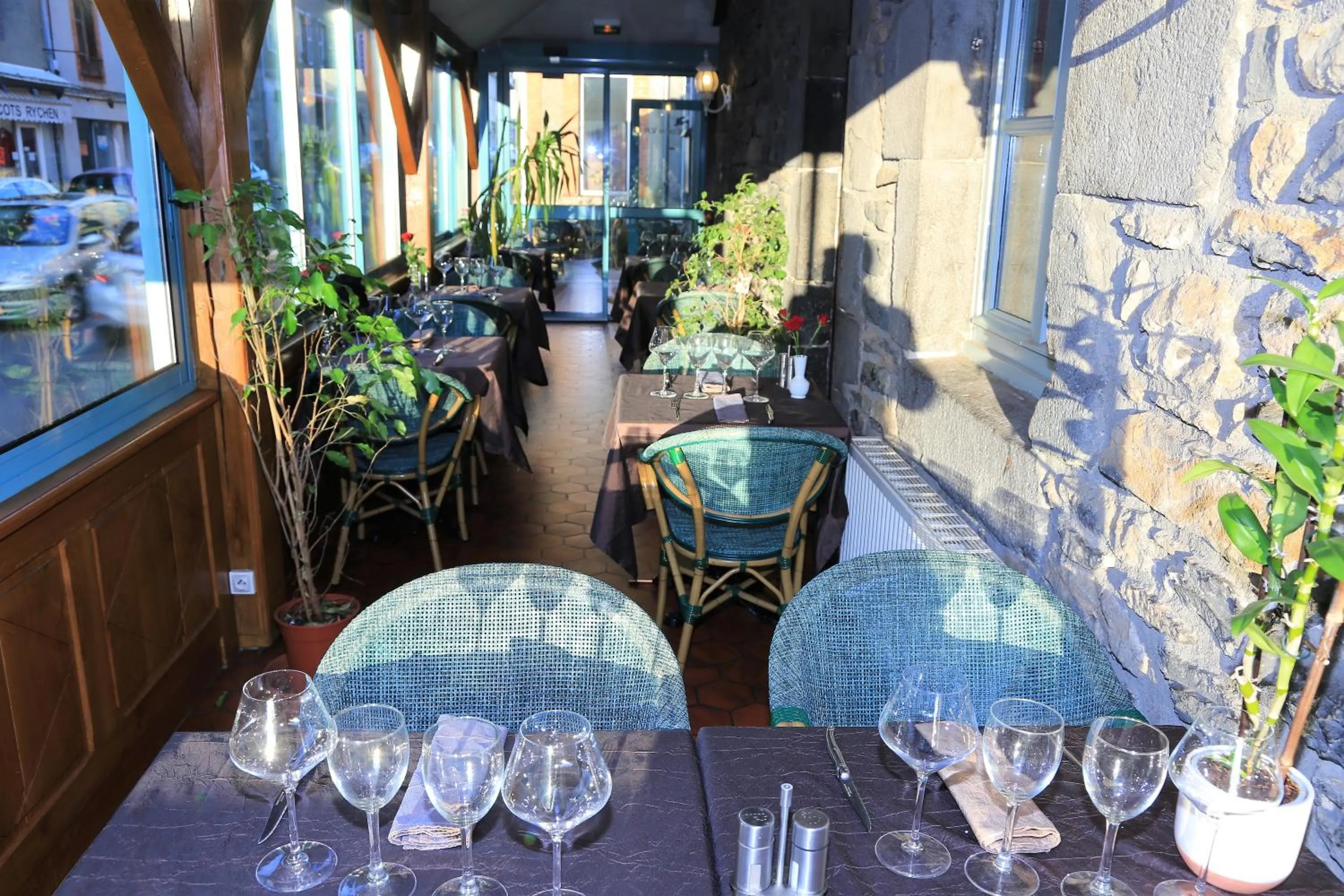 Restaurant/places to eat in Logis L'Ecu De France