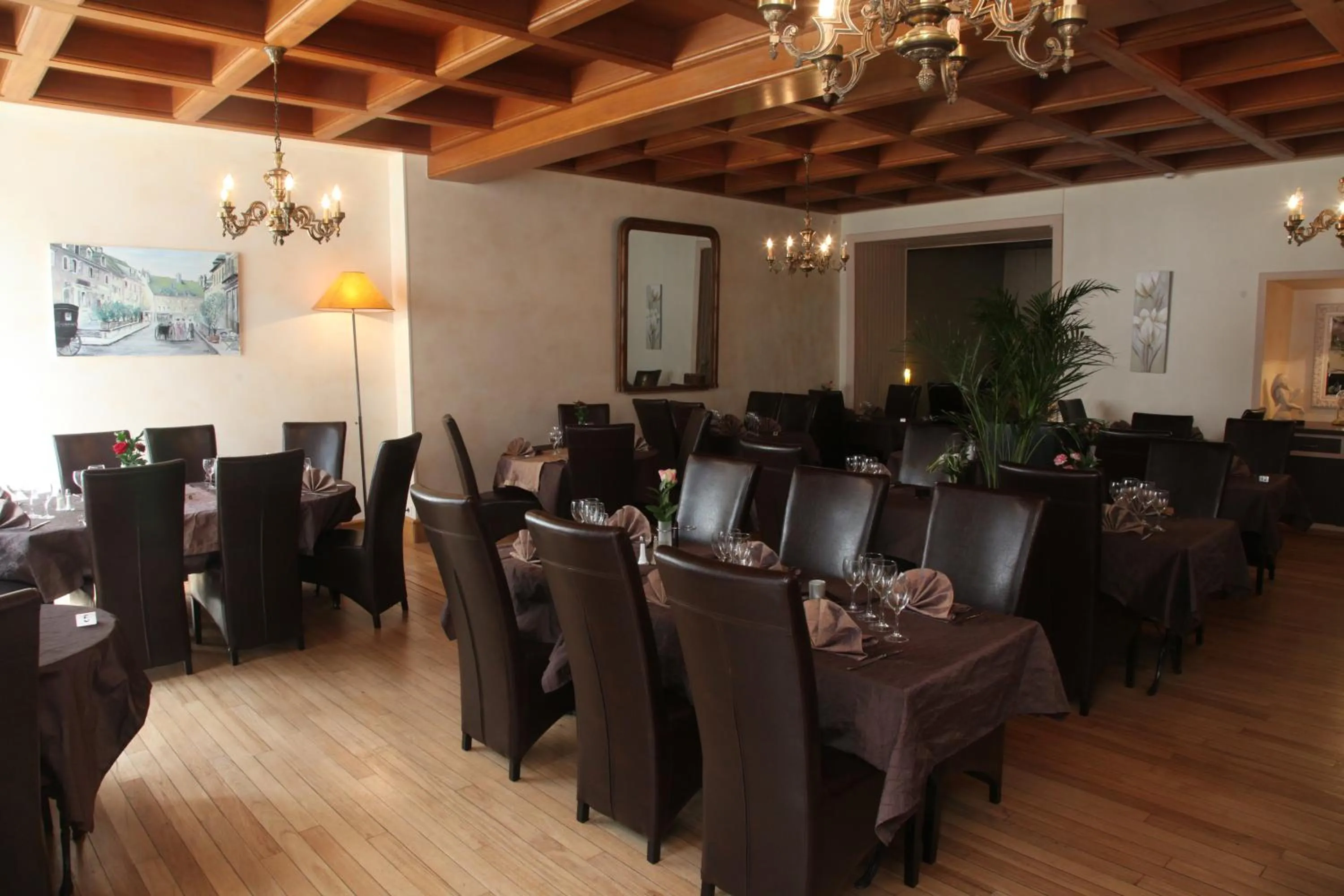 Restaurant/places to eat in Logis L'Ecu De France