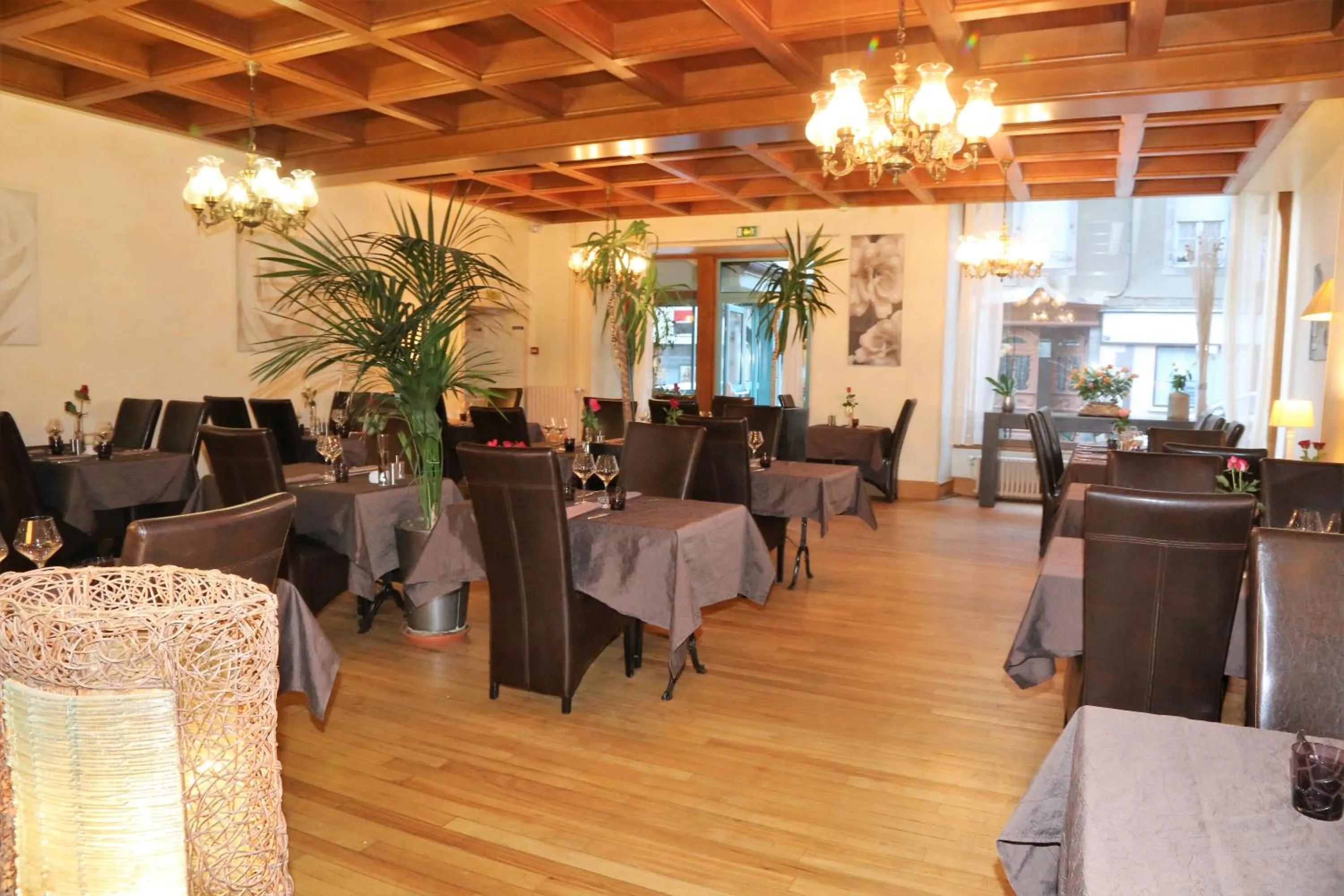 Restaurant/places to eat in Logis L'Ecu De France
