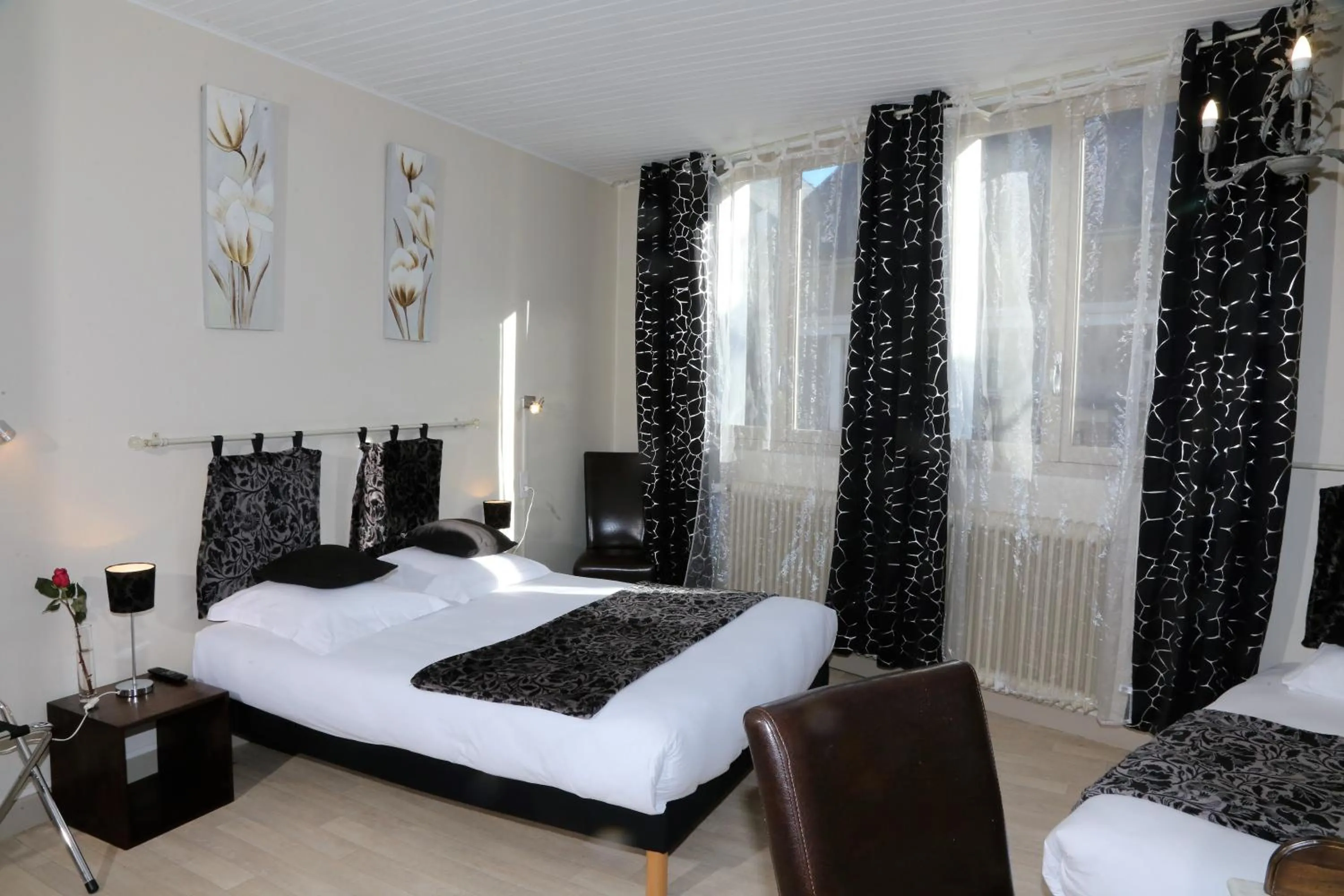 Bed in Logis L'Ecu De France