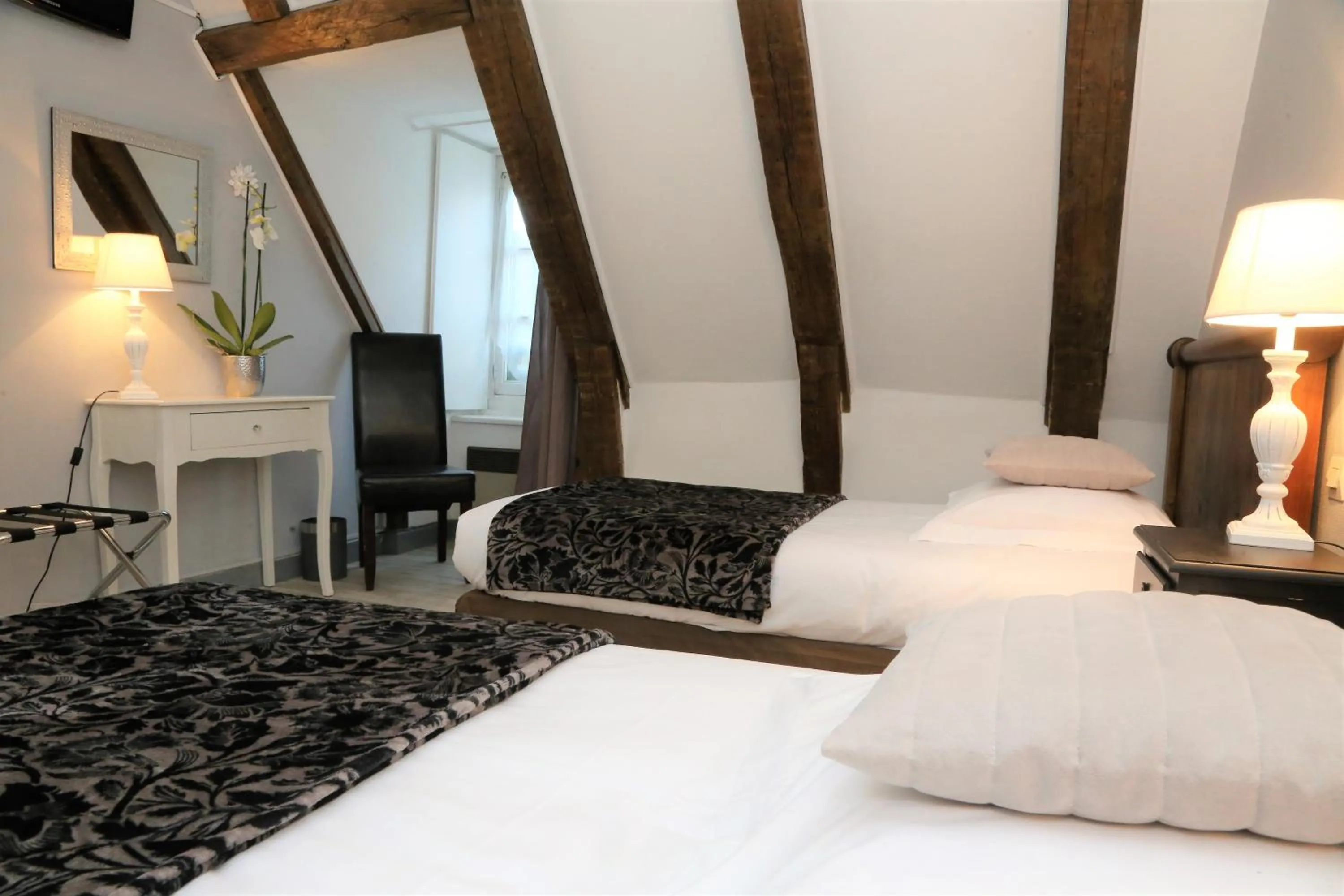 Bed in Logis L'Ecu De France