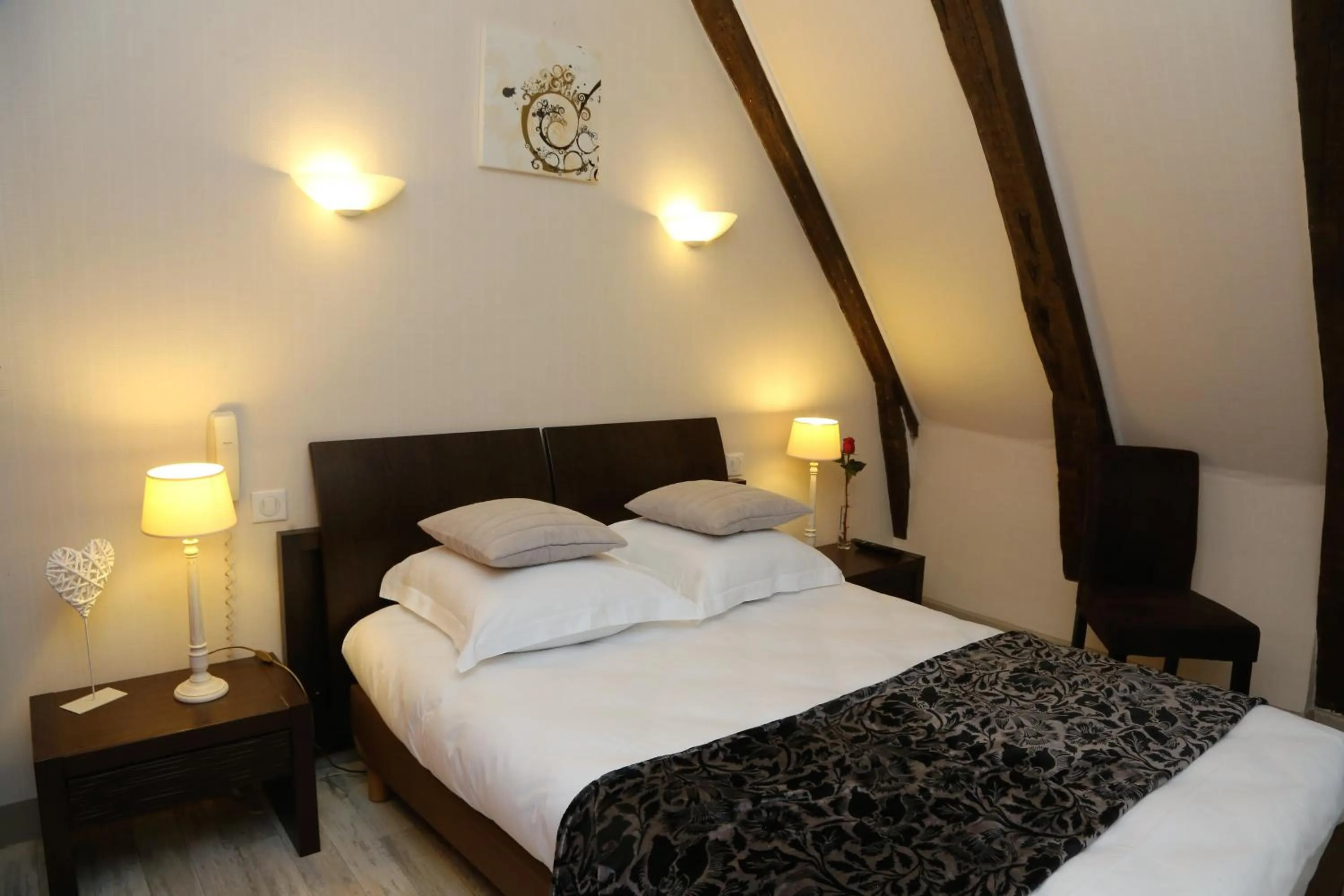 Bed in Logis L'Ecu De France