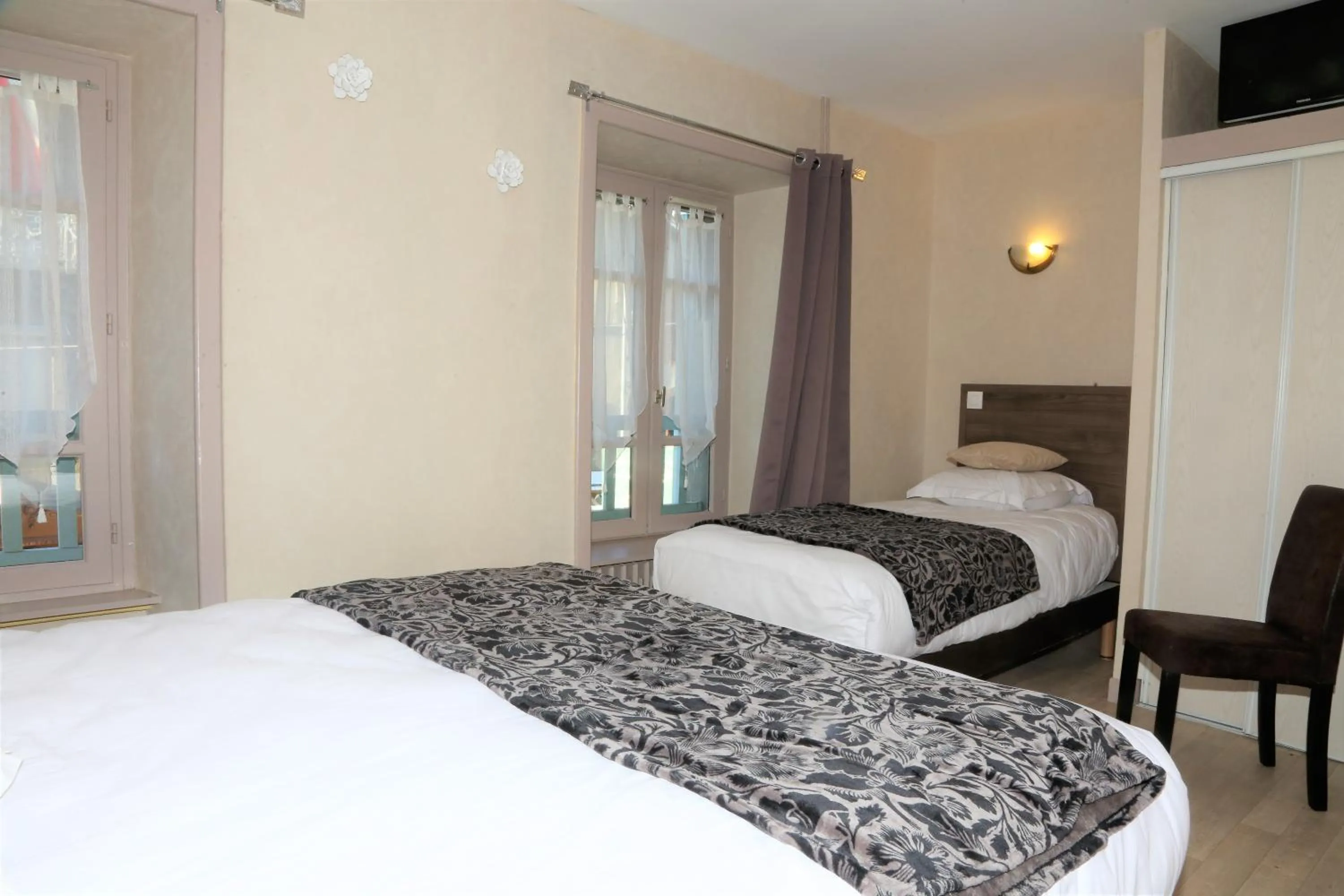 Bedroom, Bed in Logis L'Ecu De France