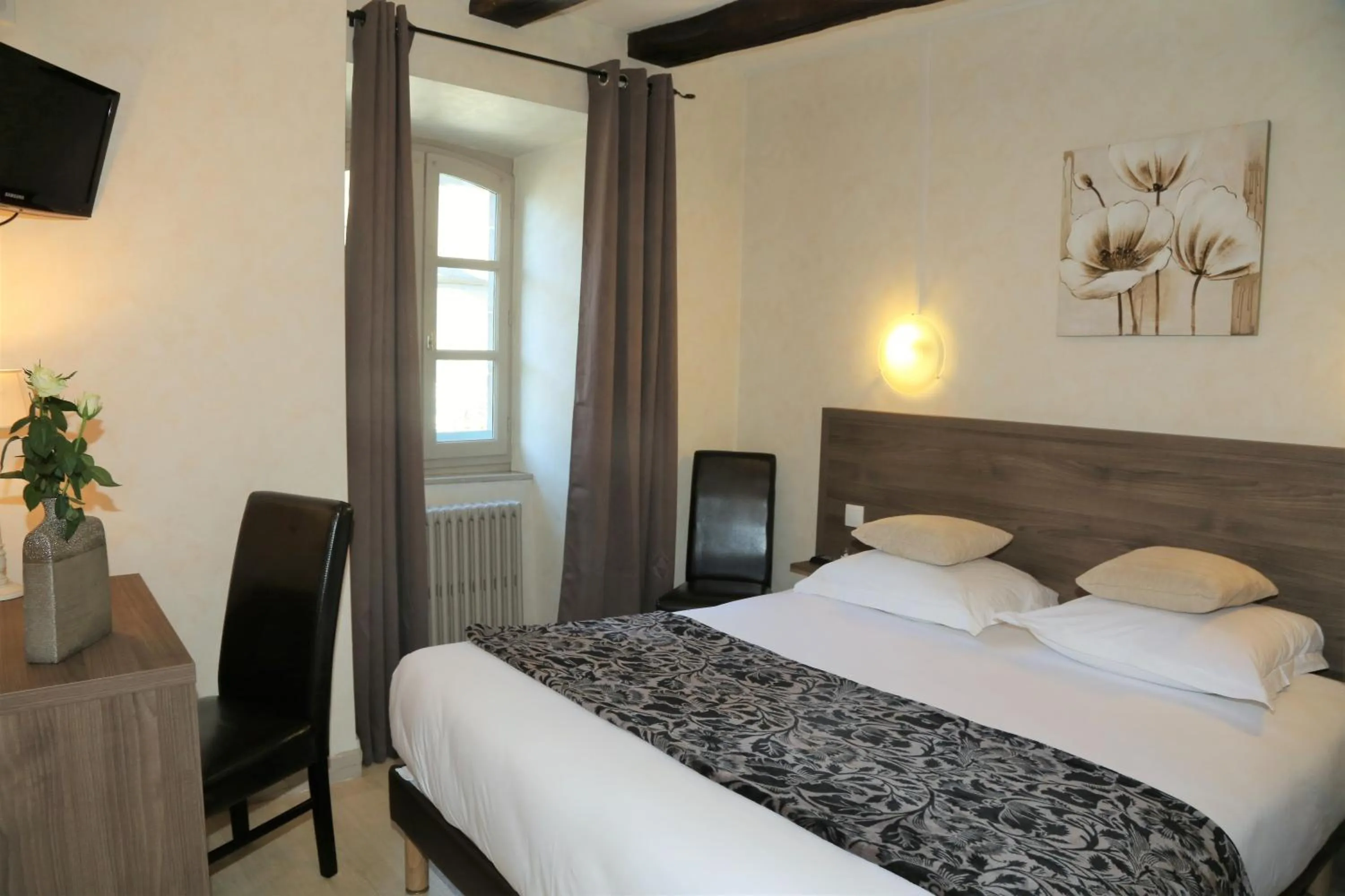 Bed in Logis L'Ecu De France