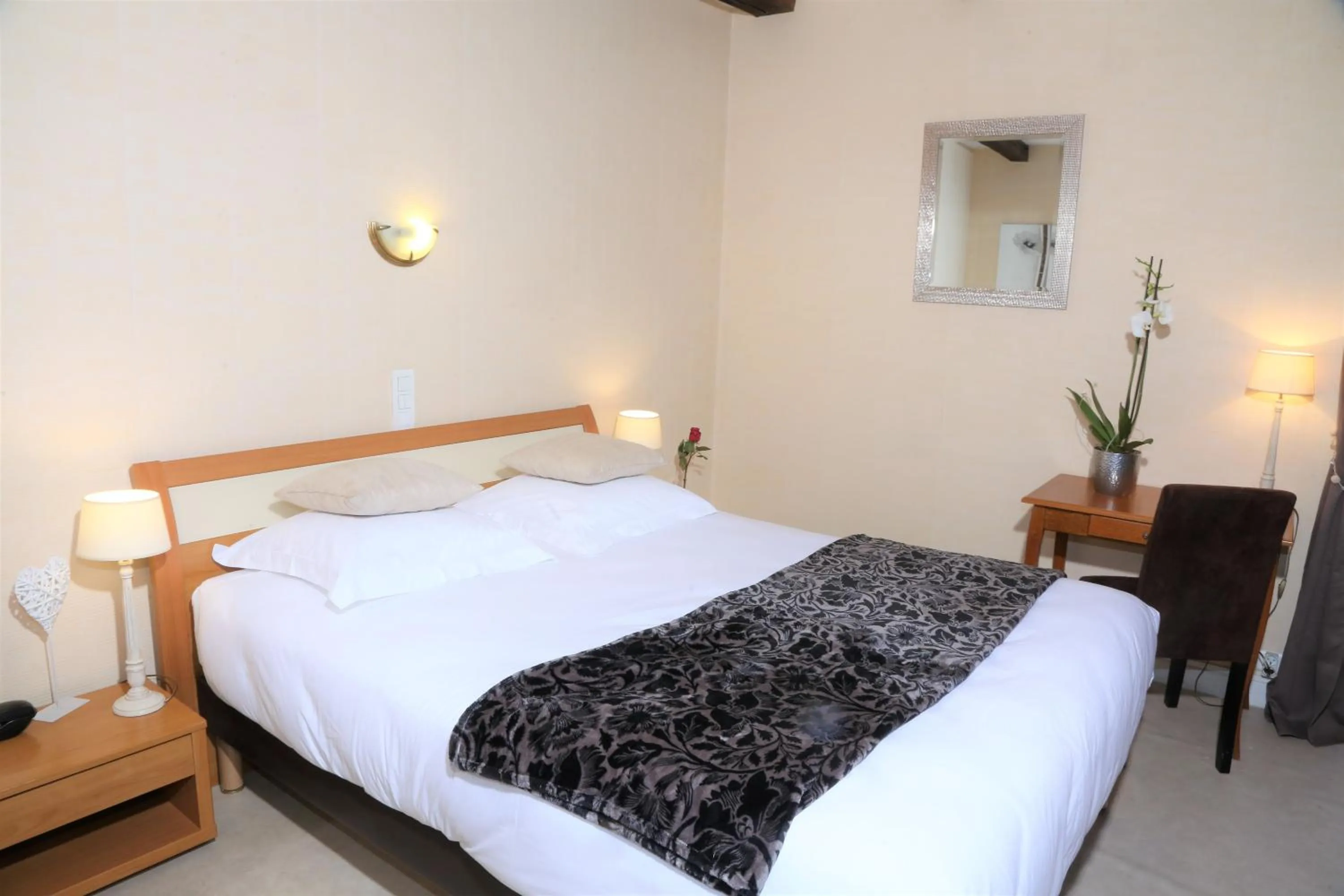 Bed in Logis L'Ecu De France