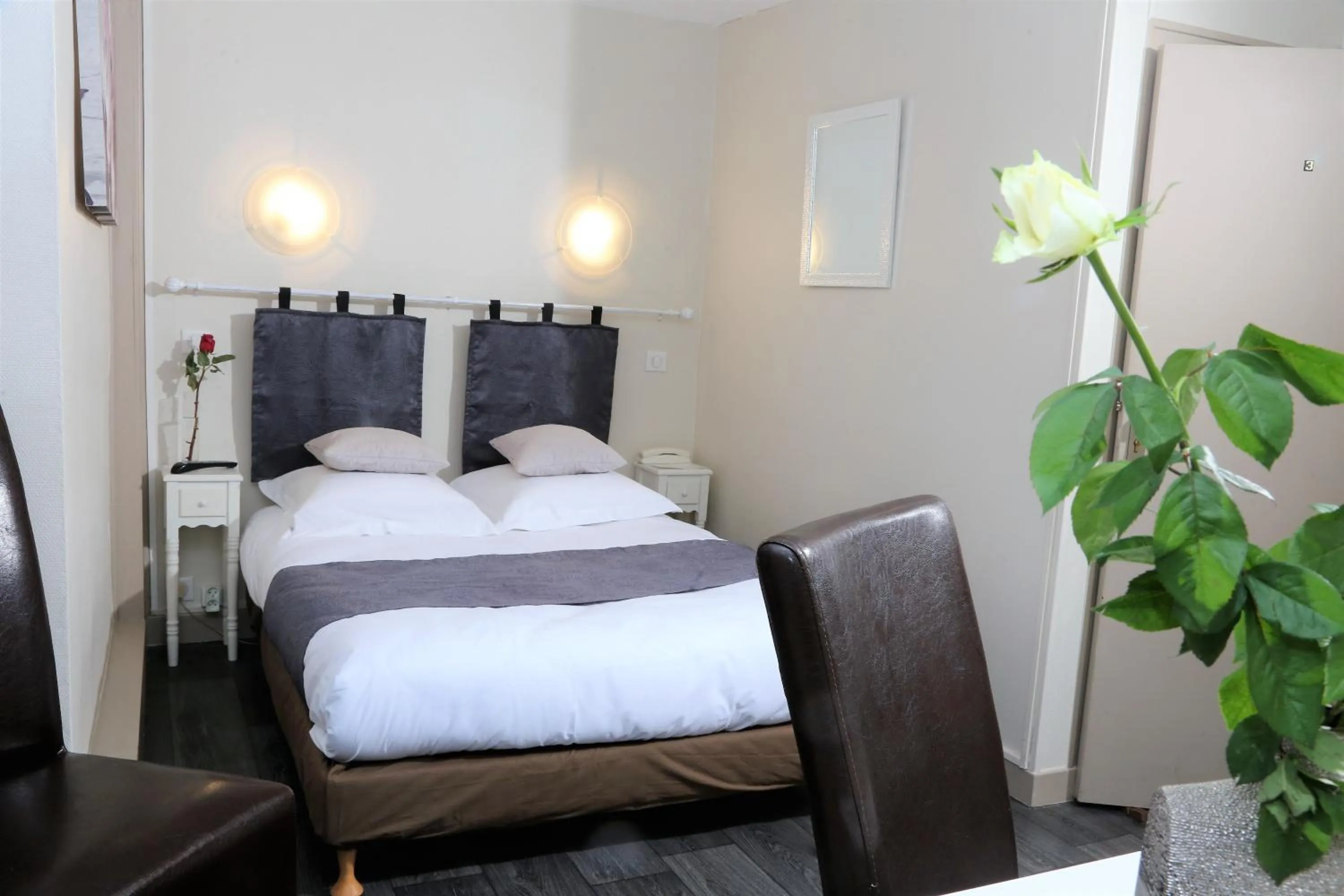 Bed in Logis L'Ecu De France