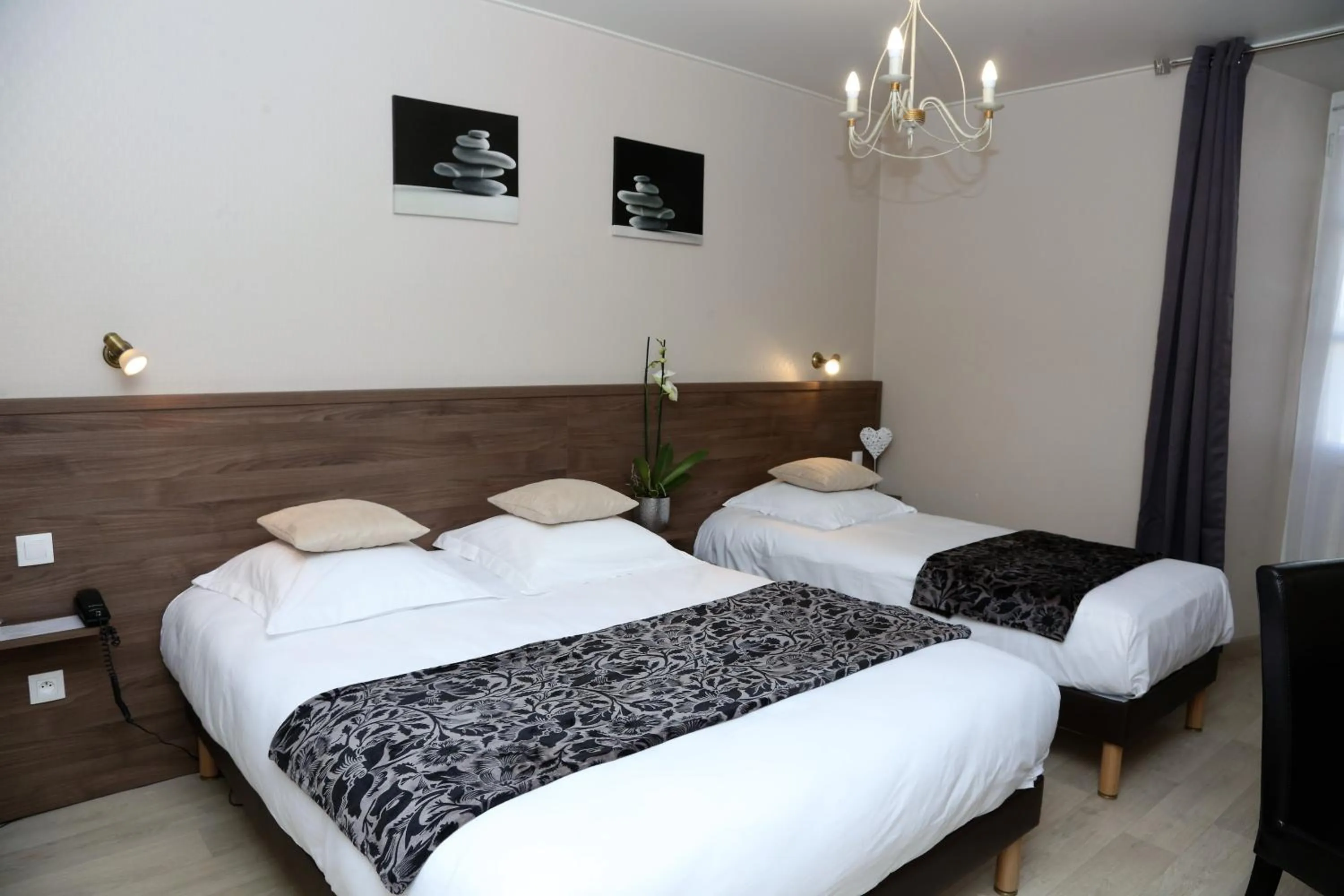 Bed in Logis L'Ecu De France