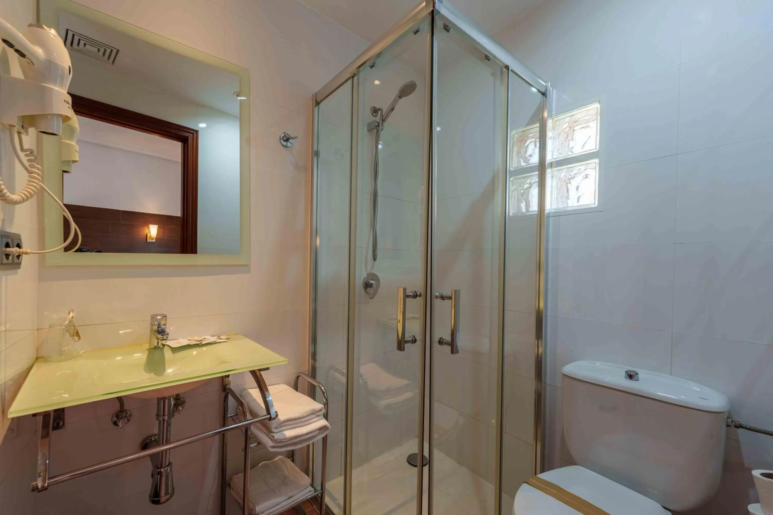 Shower in Hostal Sol