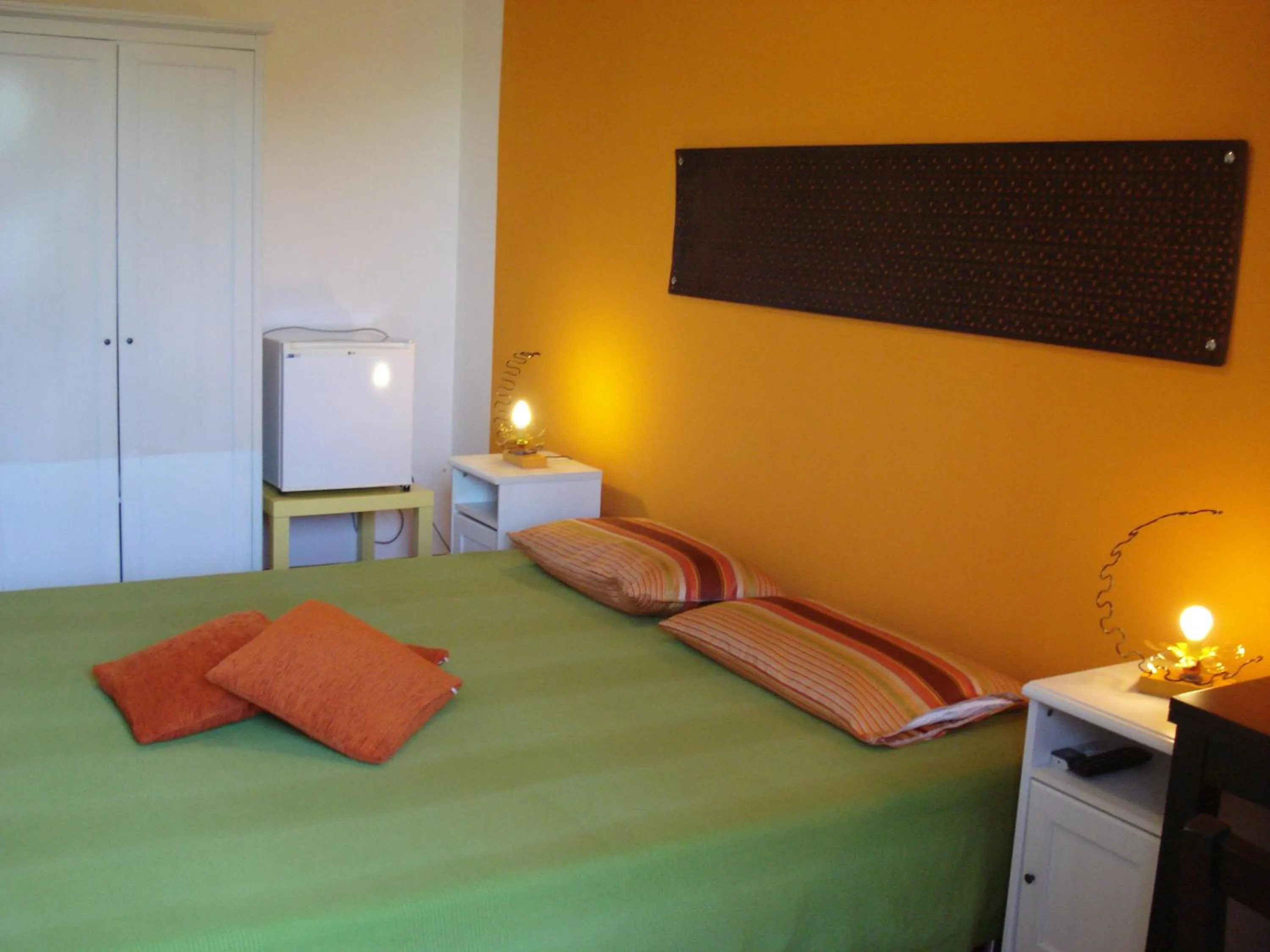 Photo of the whole room, Bed in Breezes B&B