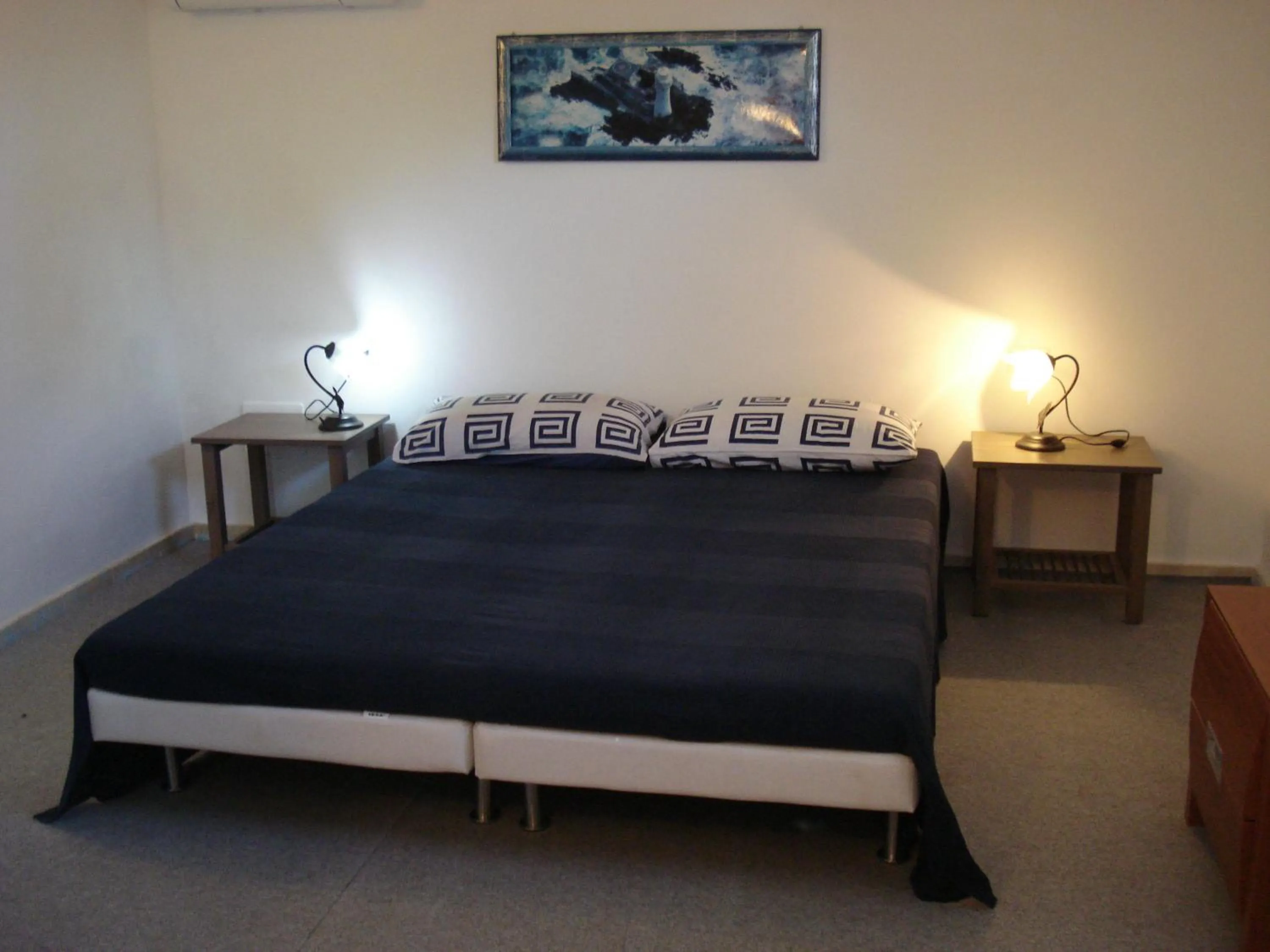 Photo of the whole room, Bed in Breezes B&B