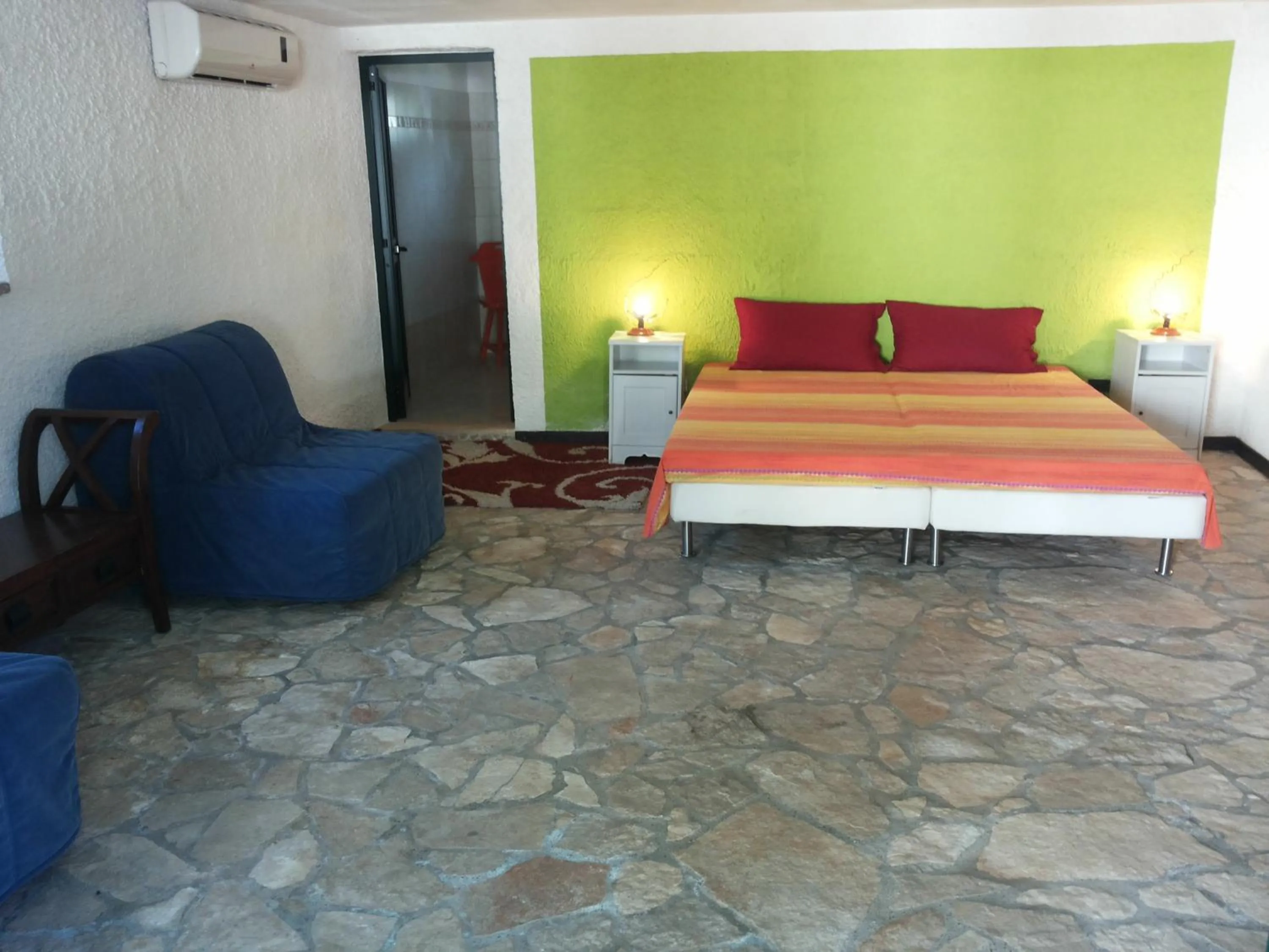 Photo of the whole room, Bed in Breezes B&B