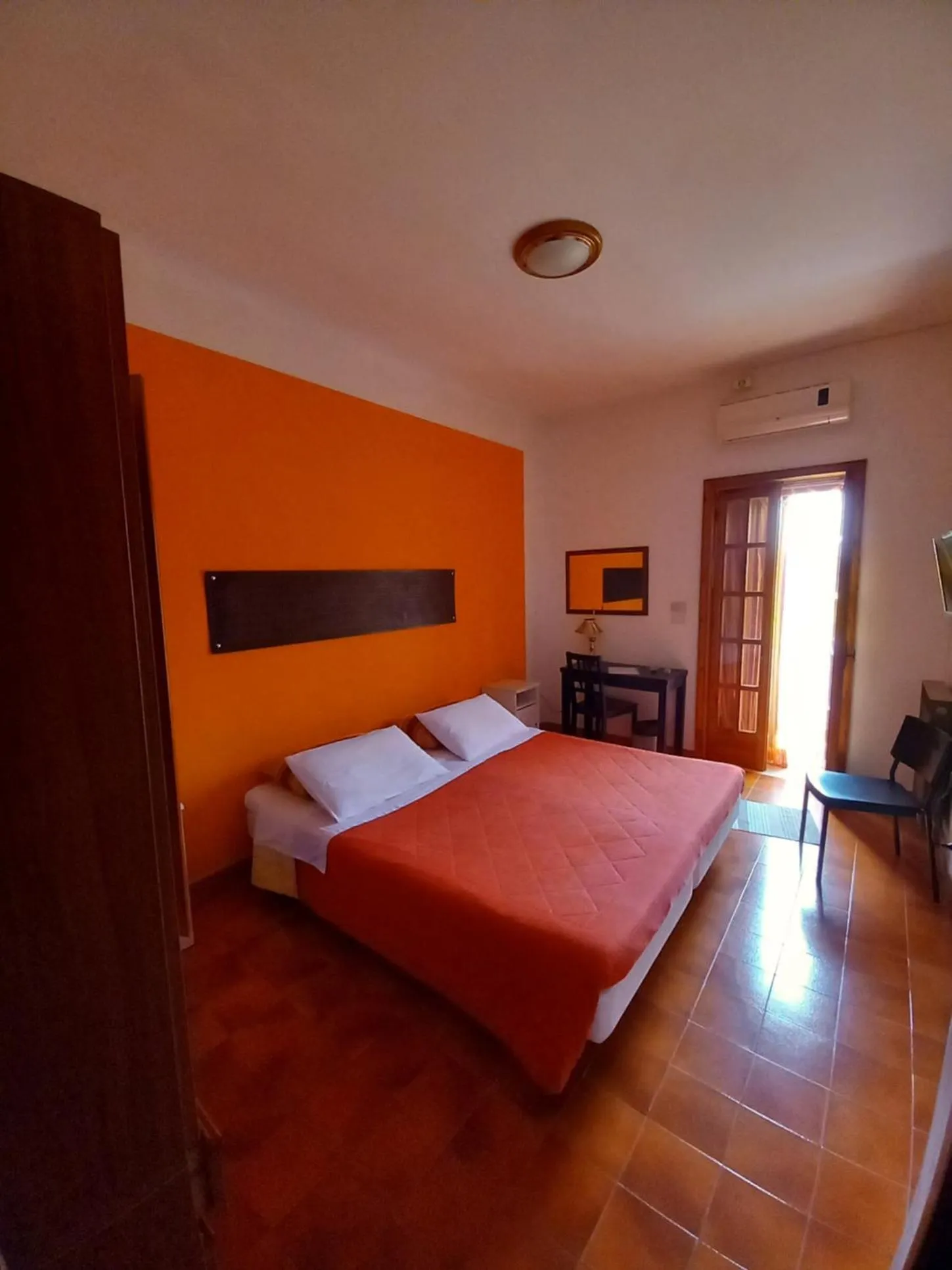 Photo of the whole room, Bed in Breezes B&B