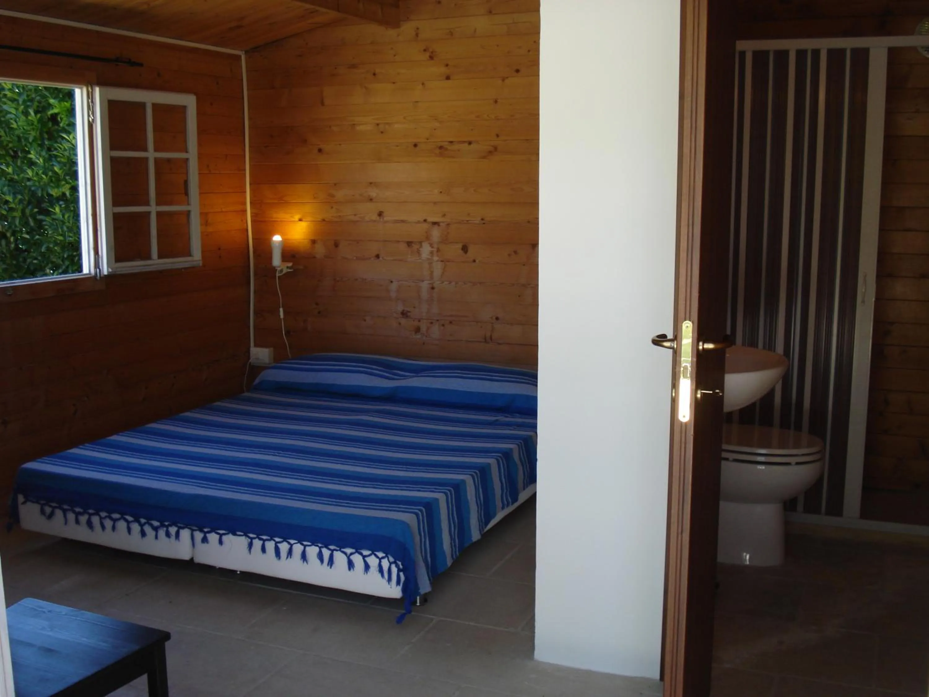 Bathroom, Bed in Breezes B&B