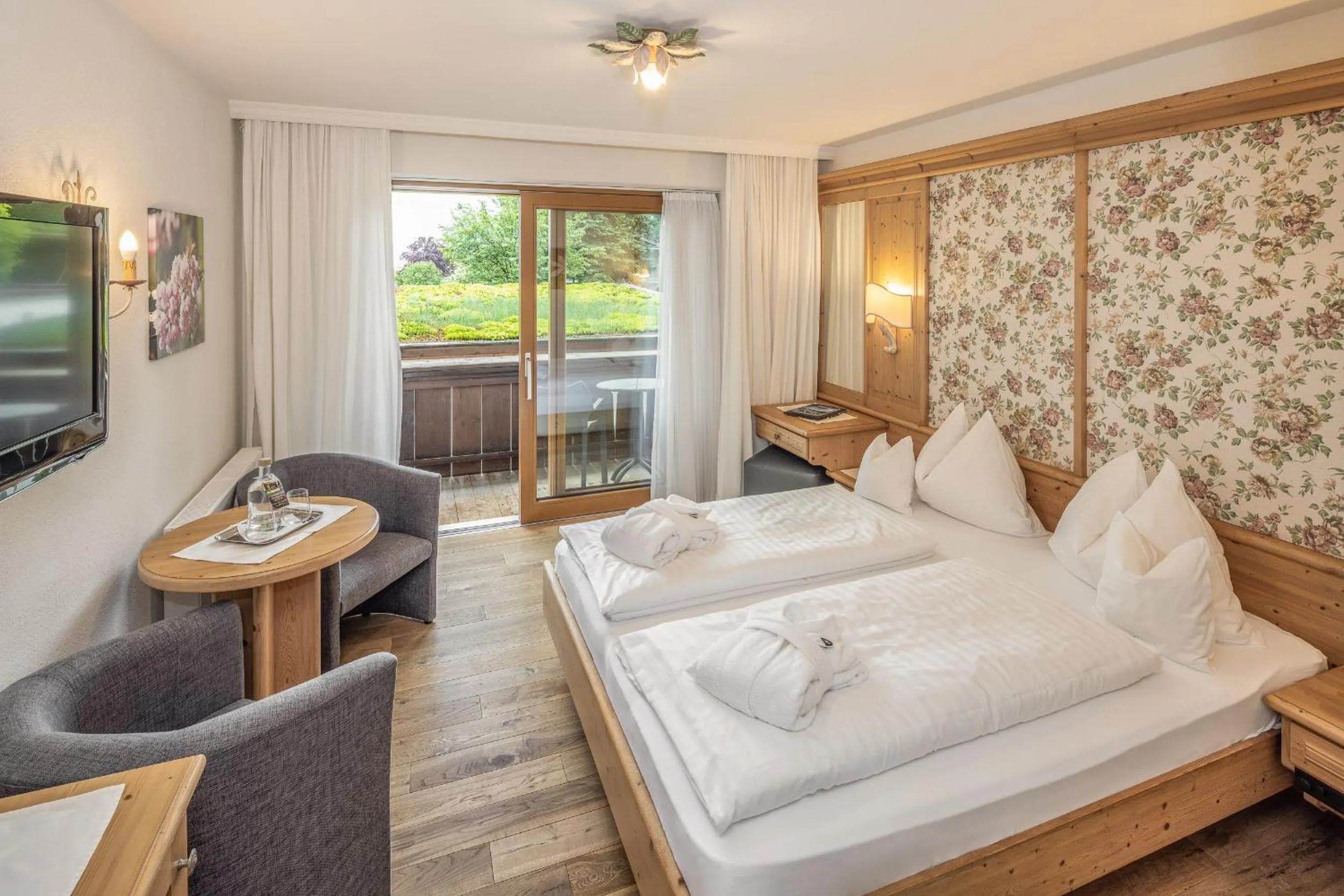 Photo of the whole room, Bed in Gartenhotel Crystal - 4 Sterne Superior